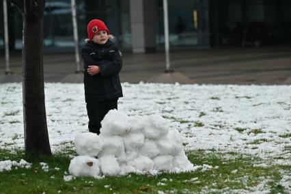 Дети лепят снежную бабу