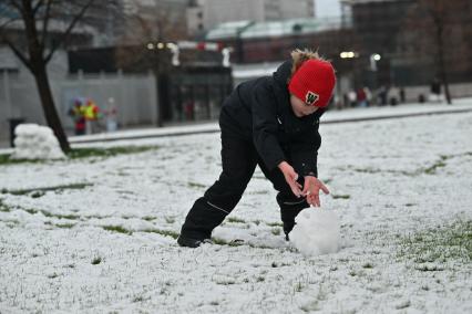 Дети лепят снежную бабу