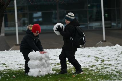 Дети лепят снежную бабу