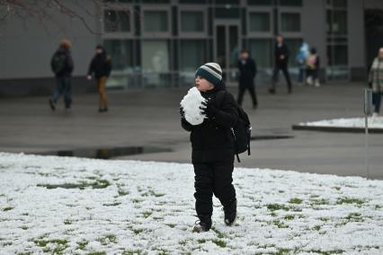 Дети лепят снежную бабу