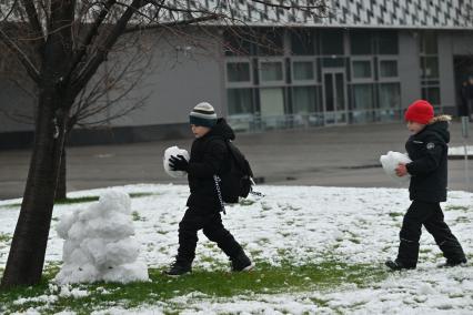 Дети лепят снежную бабу