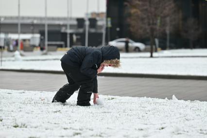 Дети лепят снежную бабу