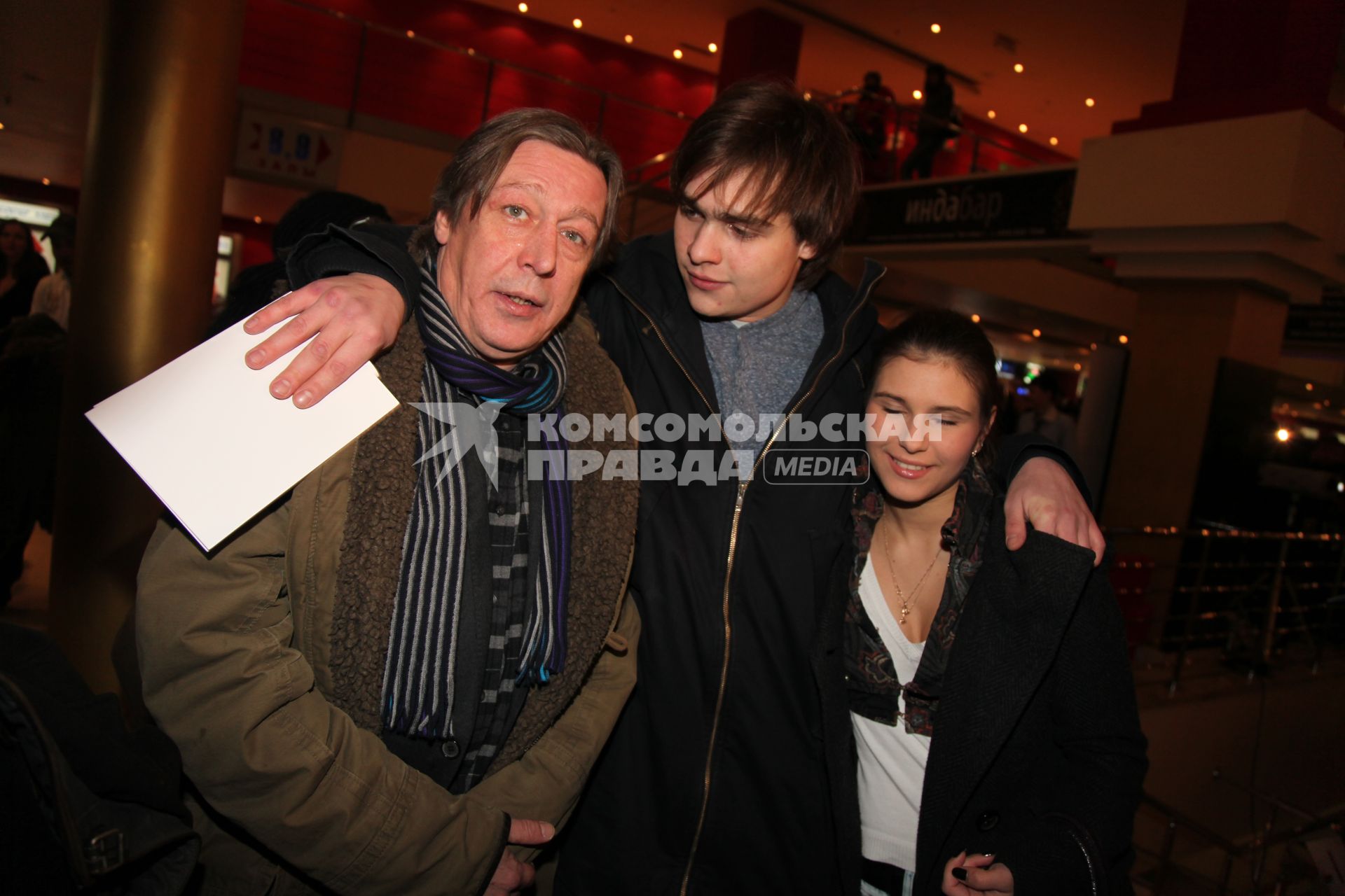 Диск35. Премьера фильма `Самый лучший фильм 3-ДЭ` 2011 год. На снимке: актер Михаил Ефремов и его семья.