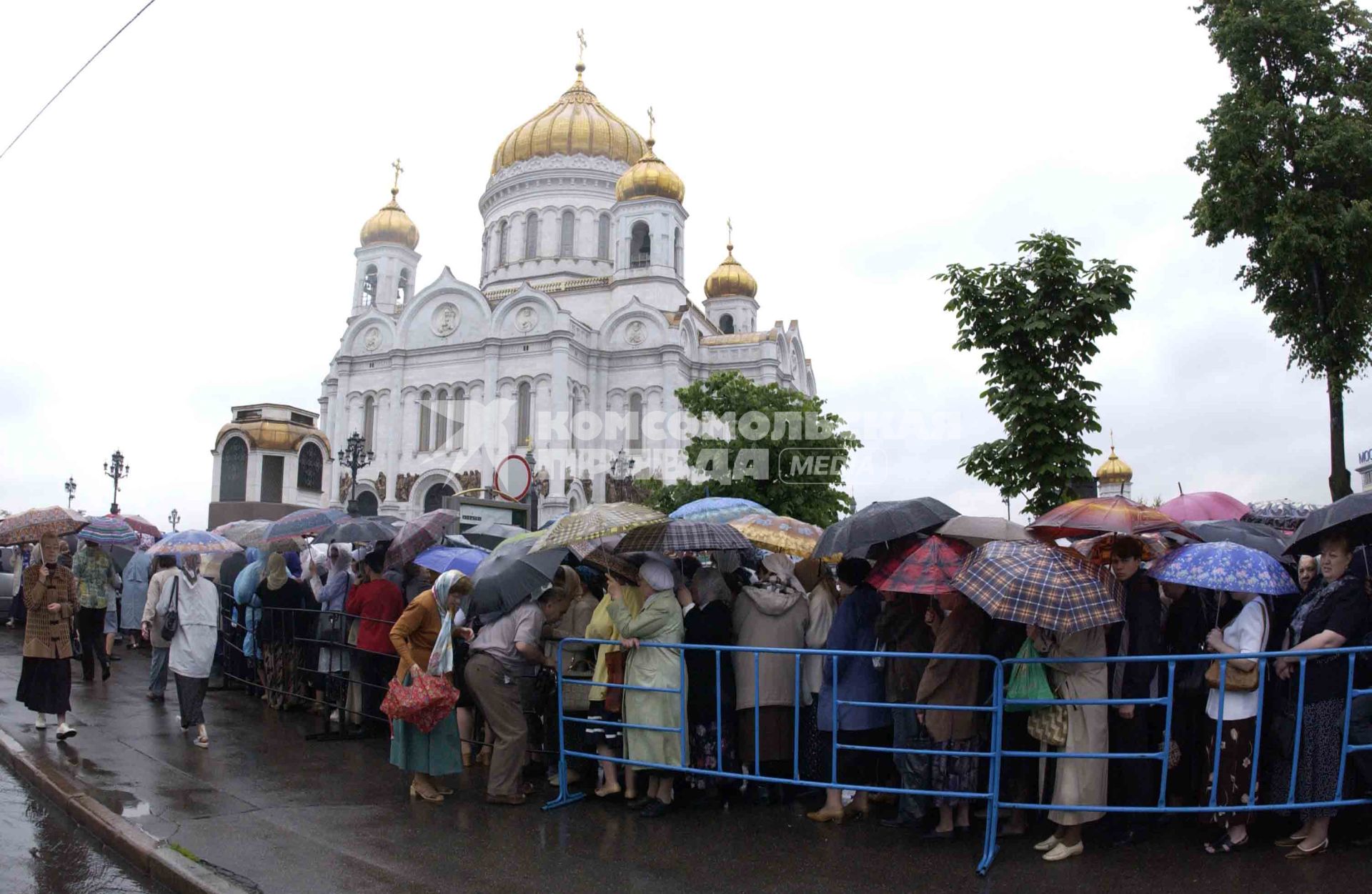 Очередь у храма Христа Спасителя