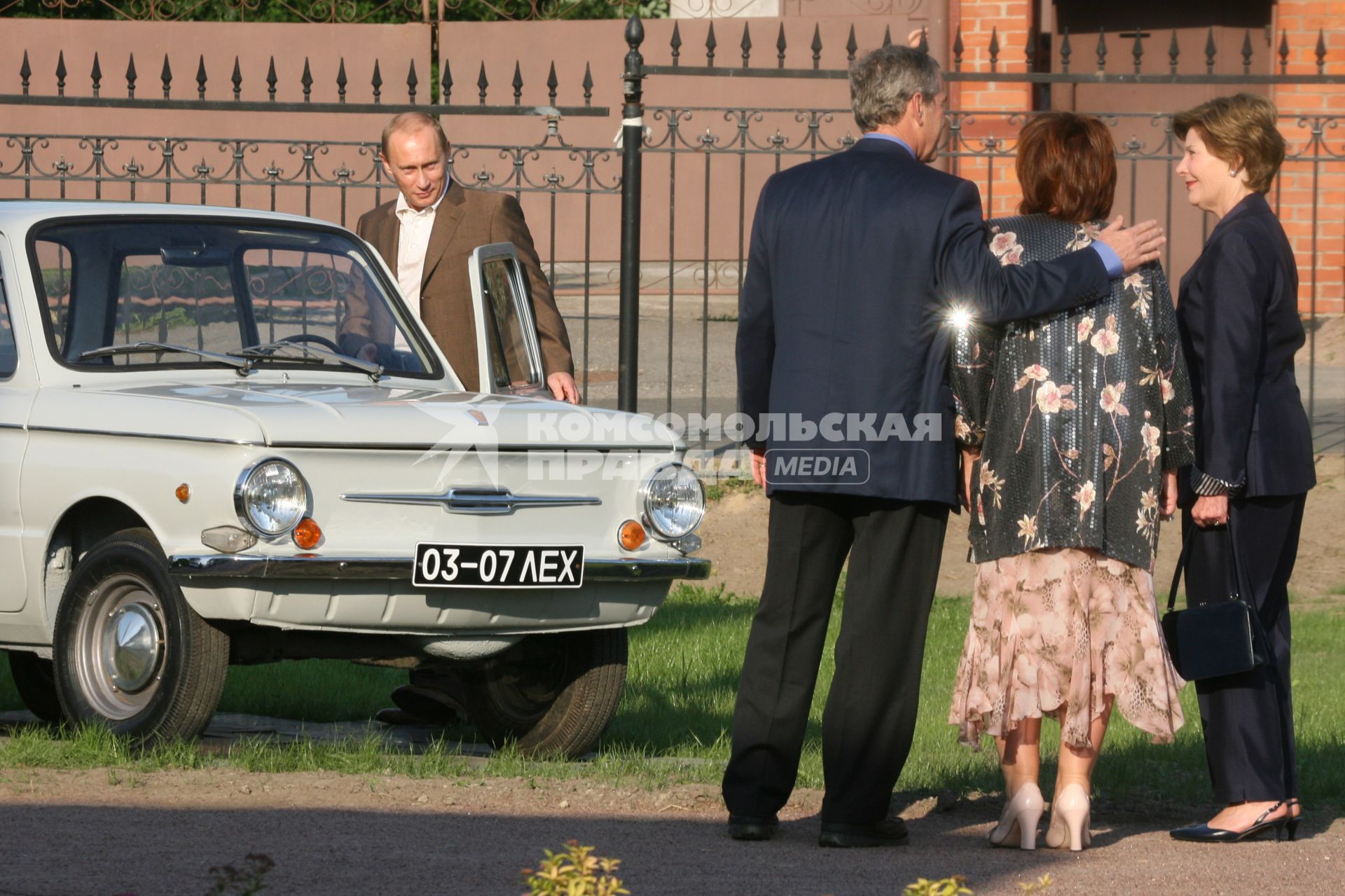 Владимир Путин и Джордж Буш с женами у запорожца.