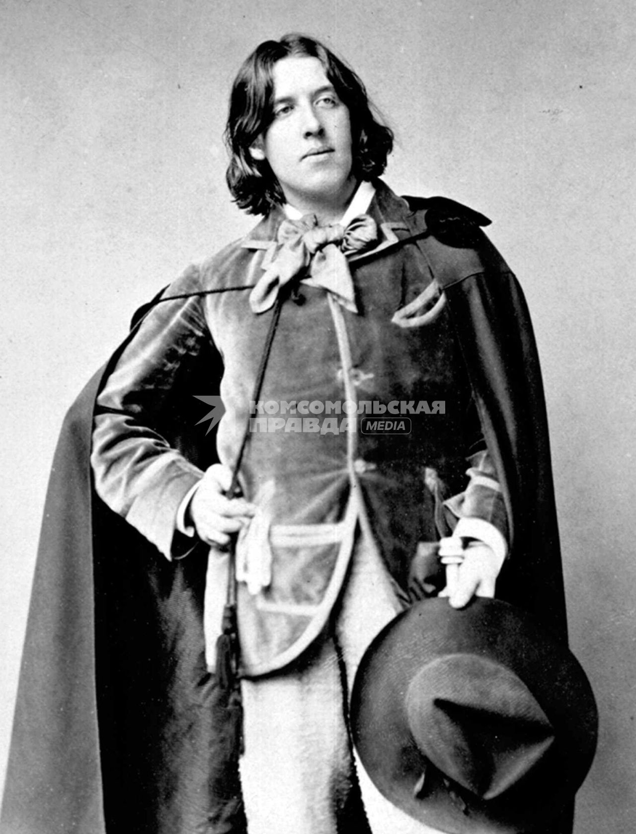 Оскар Уайлд
Playwright Oscar Wilde is seen in this 1882 photo in New York. Actress Irene Worth is preparing for the New York premiere on April 21, 2001, of Noel Coward\\\'s \\\"After the Ball,\\\" an original whimsical dance around the words of  Wilde. (AP Photo/New York Public Library, Sarony)