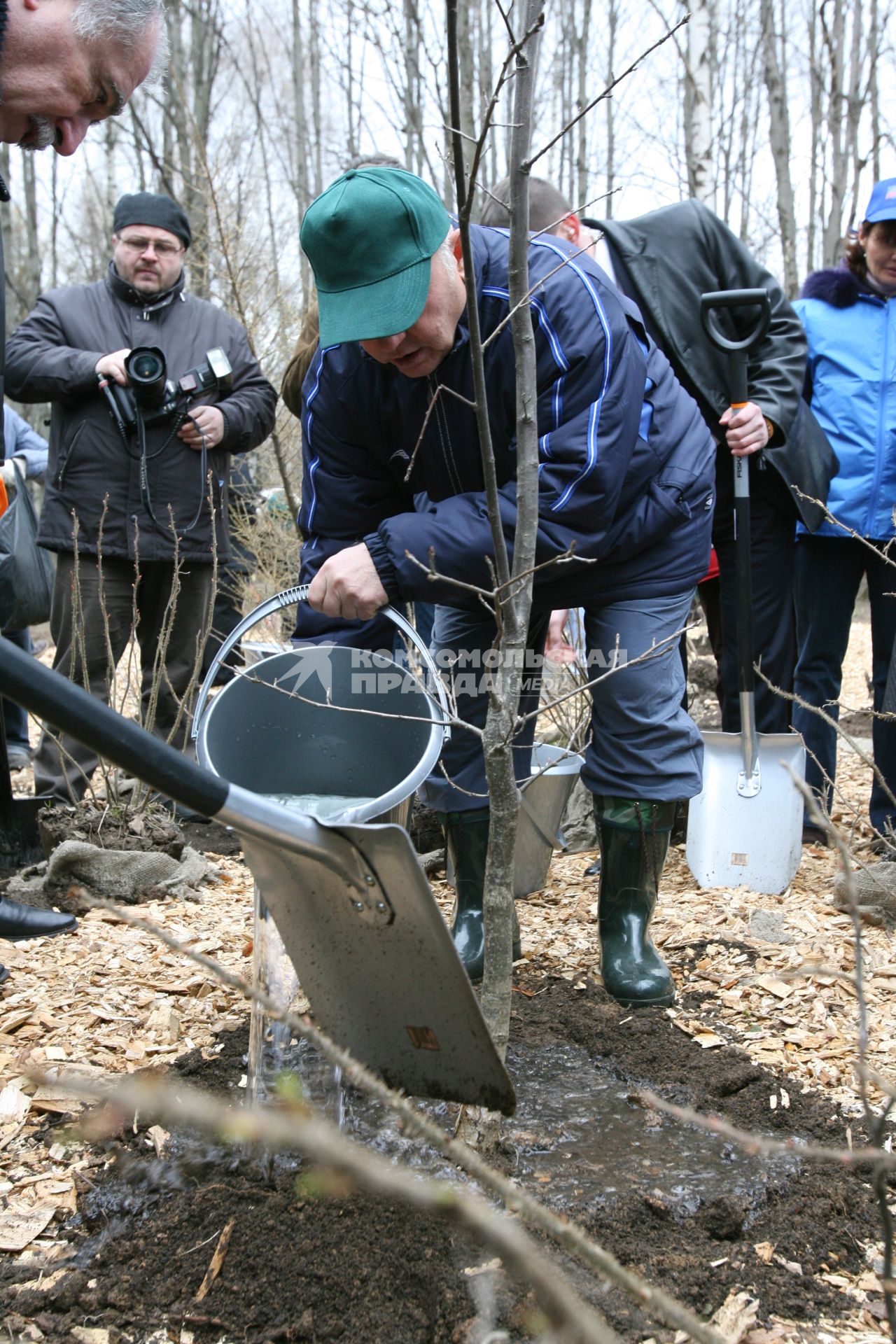 Юрий Лужков сажает дерево