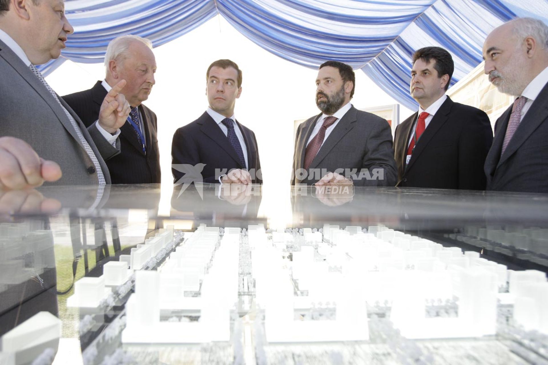 В ходе рабочей поездки в Екатеринбург Дмитрий Медведев посетил новый аэровокзальный комплекс аэропорта Кольцово и строящийся жилой район города