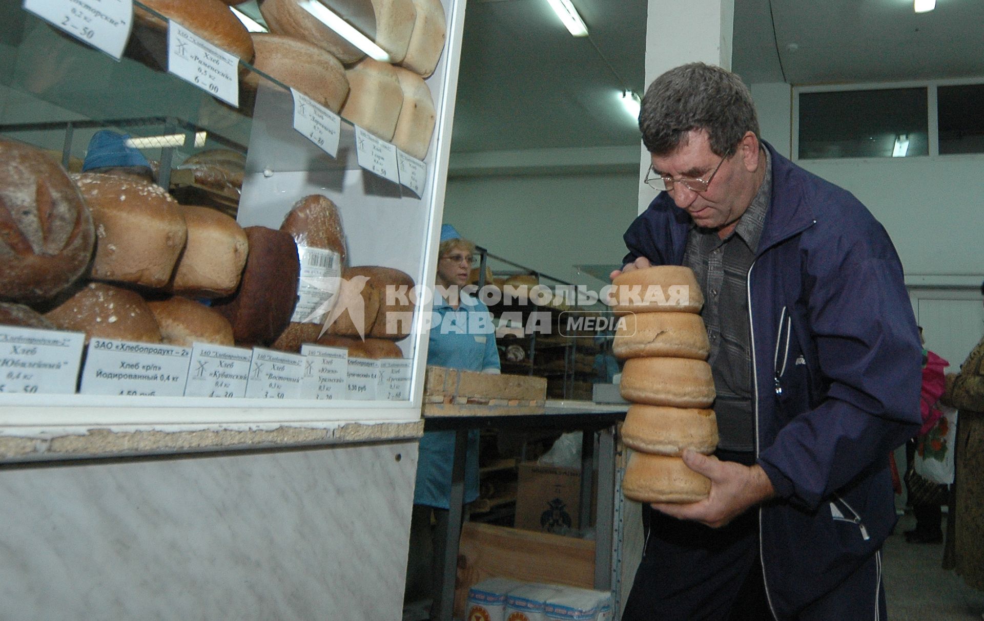 люди покупают хлеб в магазине