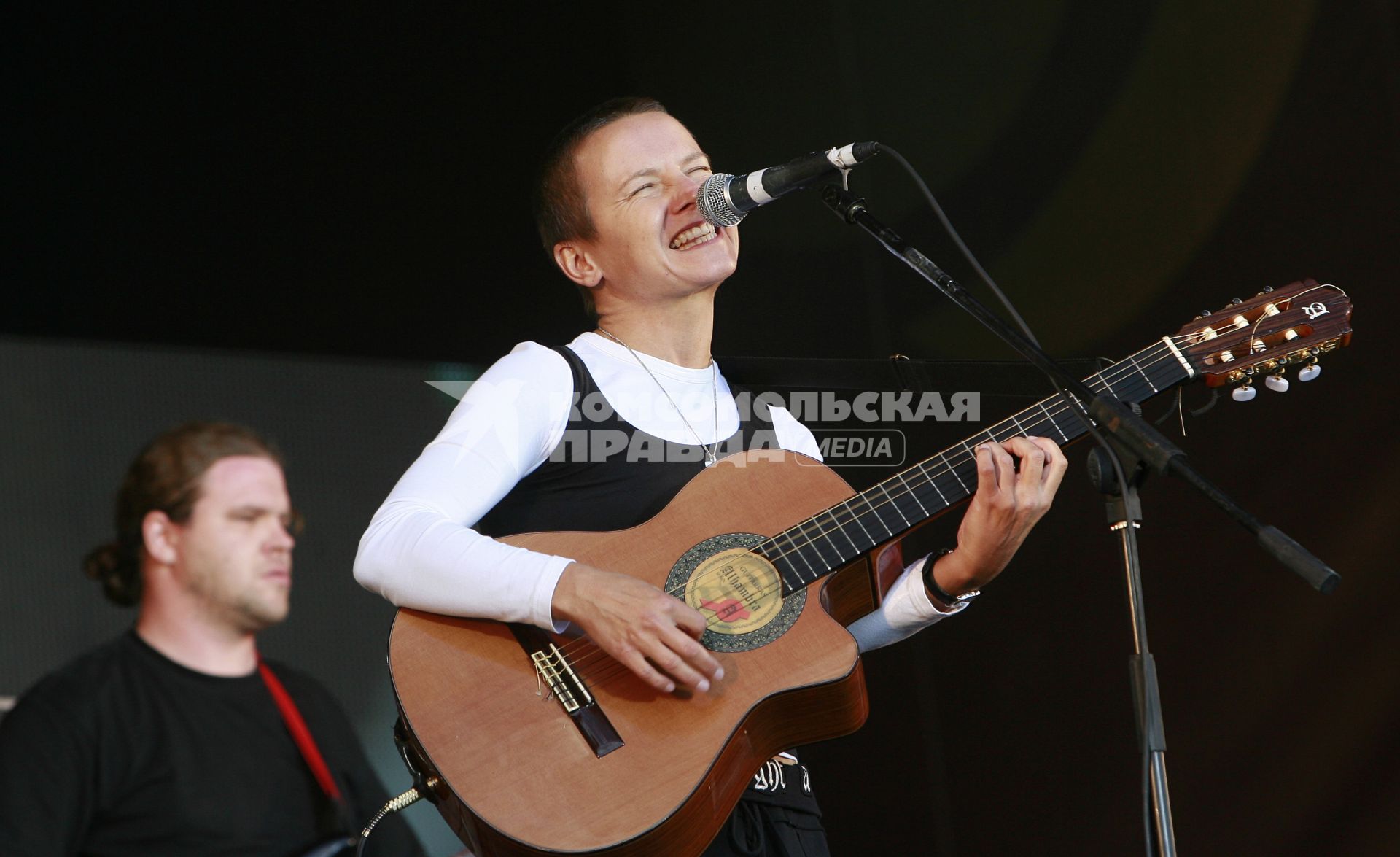 Сурганова, Светлана Яковлевна . музыкант, поэт и композитор, солистка и скрипачка группы  Ночные Снайперы  в 1993.2002 годах. Ныне . лидер группы  Сурганова и Оркестр . Фестиваль  КРЫЛЬЯ Сурганова  21июля 72007  фото Нечаевой Наталии