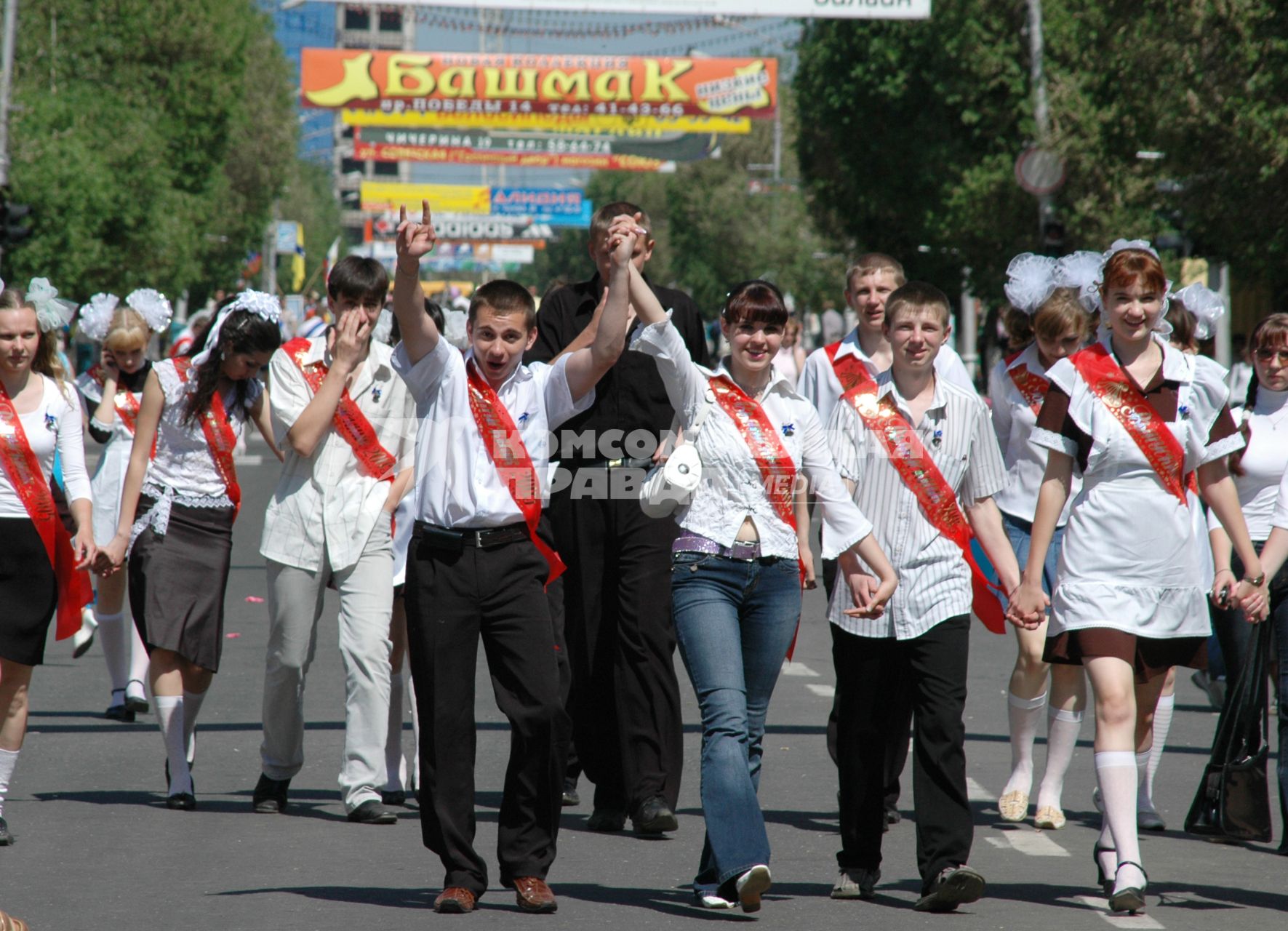 выпускники школы на улице