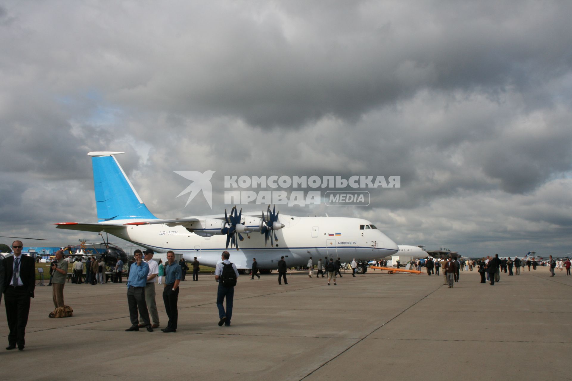 МАКС 2009. Международный Авиационно-Космический Салон. Электронная выставка.     Ан-70 принадлежит к новому поколению оперативно-тактических военно-транспортных самолетов короткого взлета и посадки. Он обеспечивает доставку практически всей номенклатуры вооружения и военной техники мотострелковой дивизии. С самолета возможно парашютное десантирование личного состава и техники, в том числе и моногрузов массой до 20 т с больших и малых высот, грузовая кабина самолета рассчитана на перевозку 300 солдат с личным оружием или 210 раненых и больных.