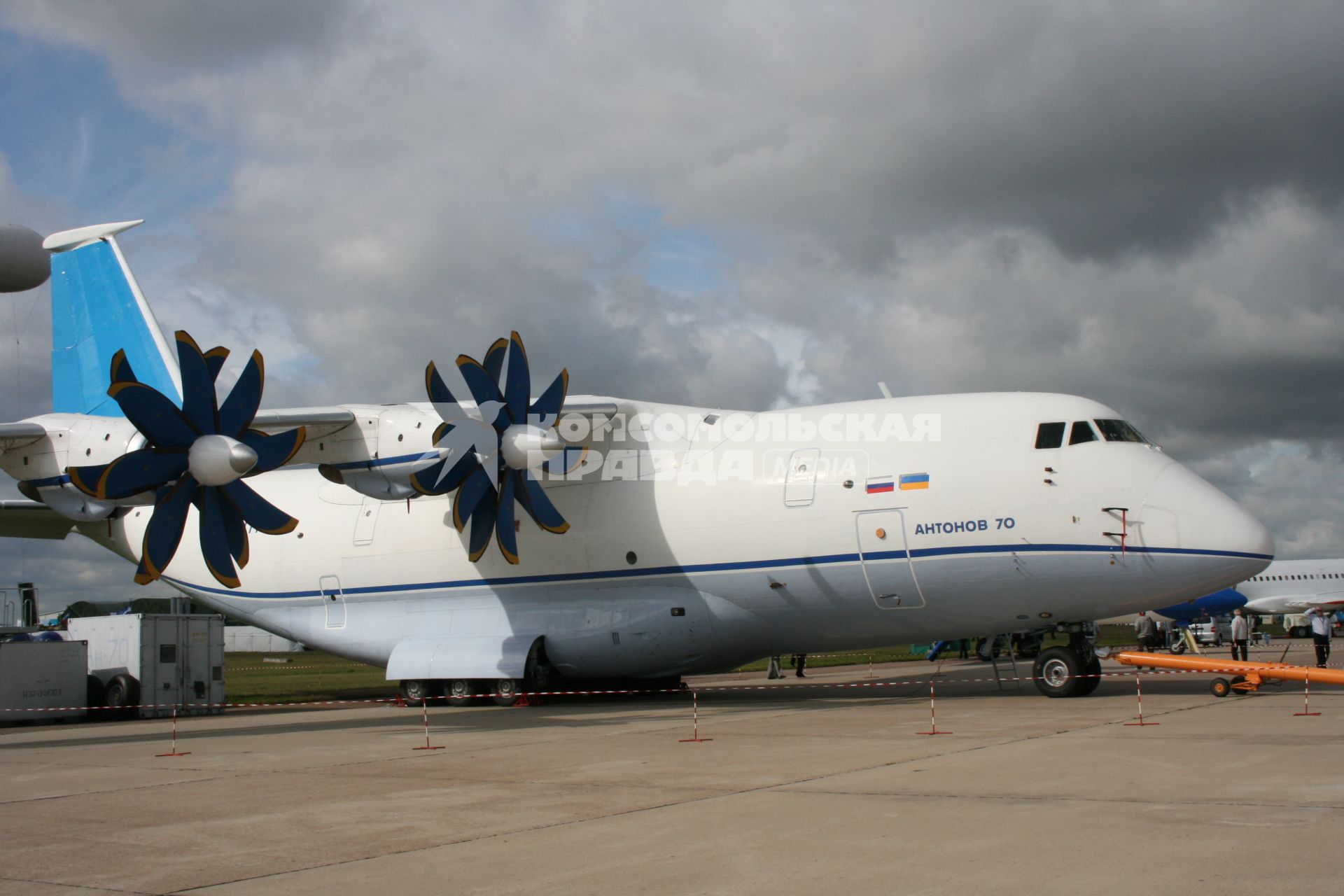 МАКС 2009. Международный Авиационно-Космический Салон. Электронная выставка.     Ан-70 принадлежит к новому поколению оперативно-тактических военно-транспортных самолетов короткого взлета и посадки. Он обеспечивает доставку практически всей номенклатуры вооружения и военной техники мотострелковой дивизии. С самолета возможно парашютное десантирование личного состава и техники, в том числе и моногрузов массой до 20 т с больших и малых высот, грузовая кабина самолета рассчитана на перевозку 300 солдат с личным оружием или 210 раненых и больных.