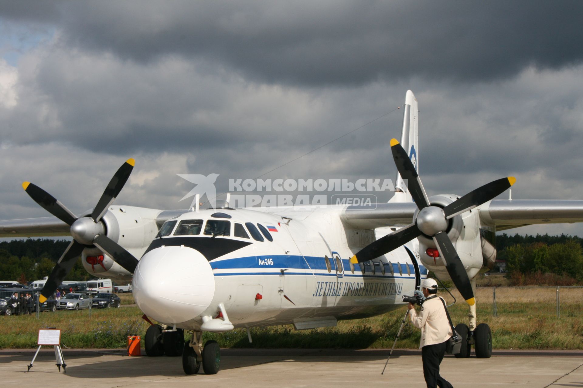 МАКС 2009. Международный Авиационно-Космический Салон. Электронная выставка. Самолет Ан-24 . пассажирский турбовинтовой самолёт для линий малой и средней протяжённости.