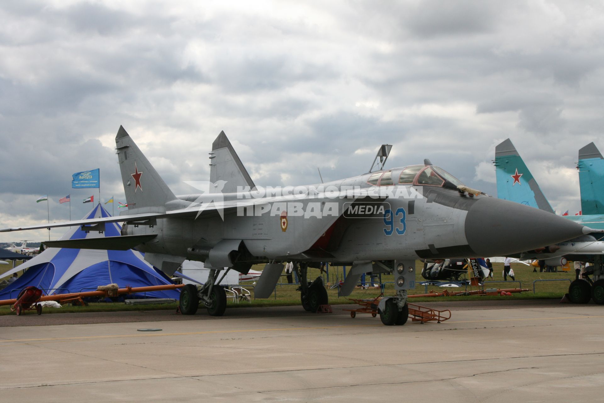 МАКС 2009. Международный Авиационно-Космический Салон. Электронная выставка.  Русские витязи  . авиационная группа высшего пилотажа Военно-воздушных сил России.