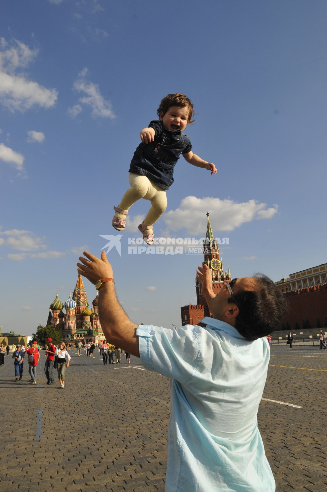 Красная площадь. Ребенок в полете.