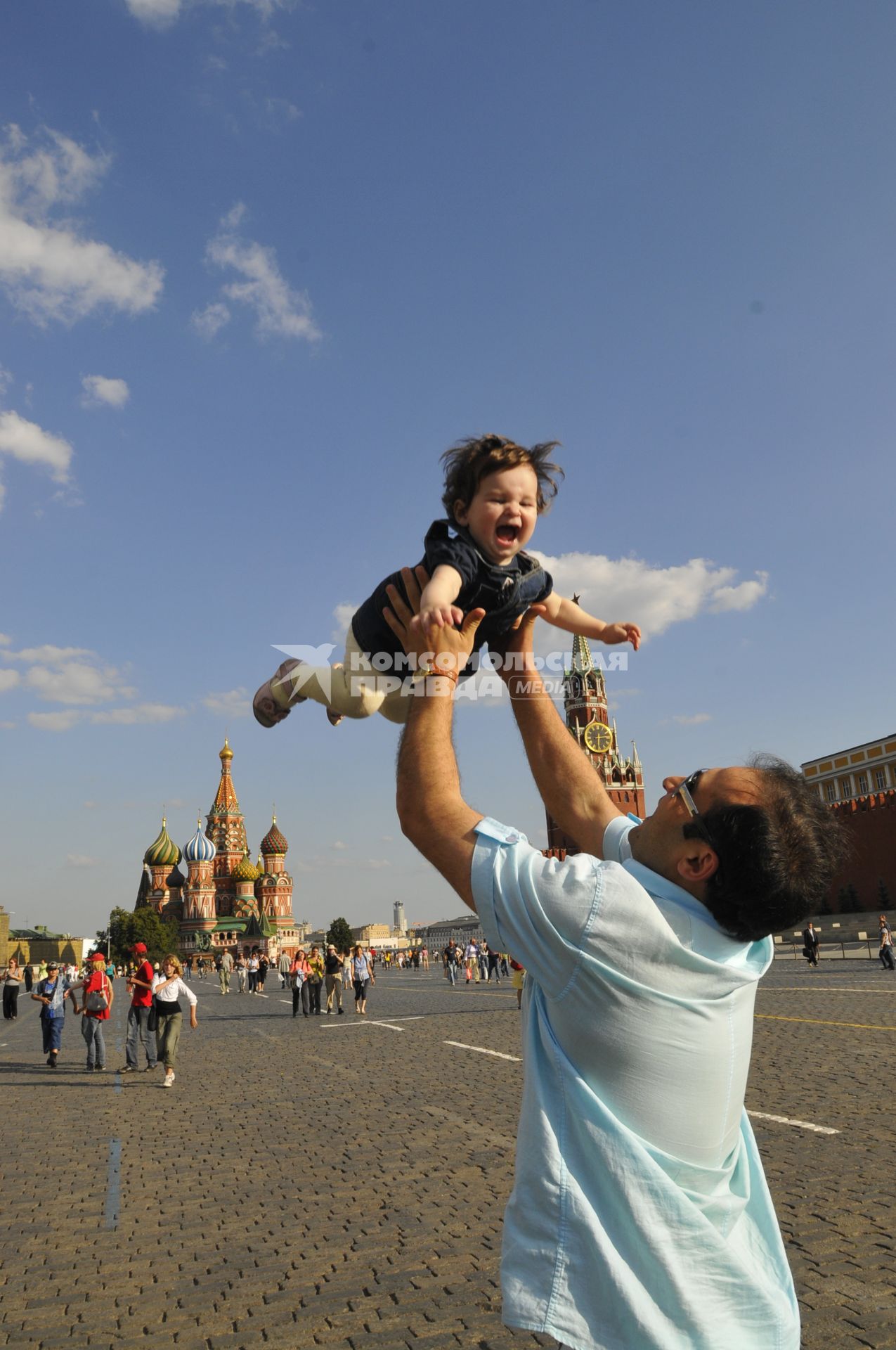 Красная площадь. Ребенок в полете.