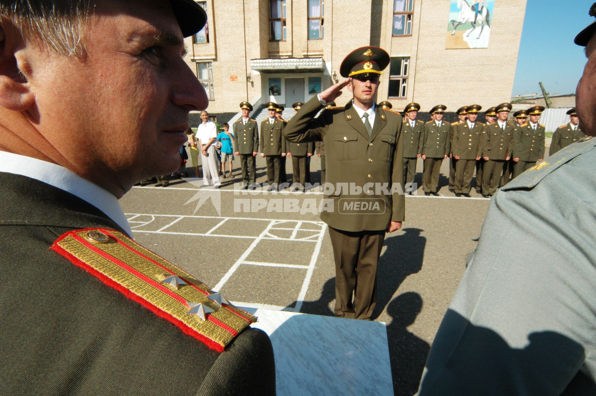 выпускники ракетно-зенитного училища  на плацу в честь окончания учебы