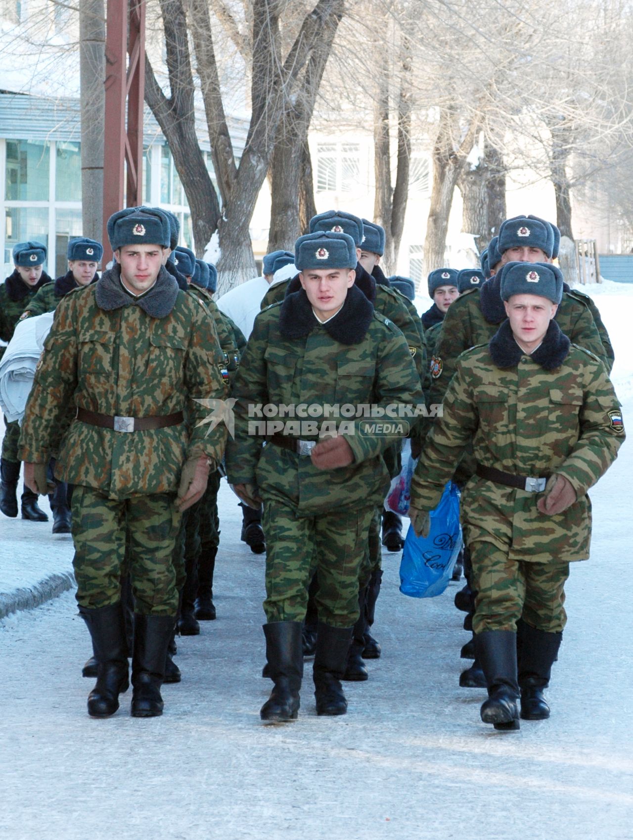 военнослужащие идут строем в воинской части