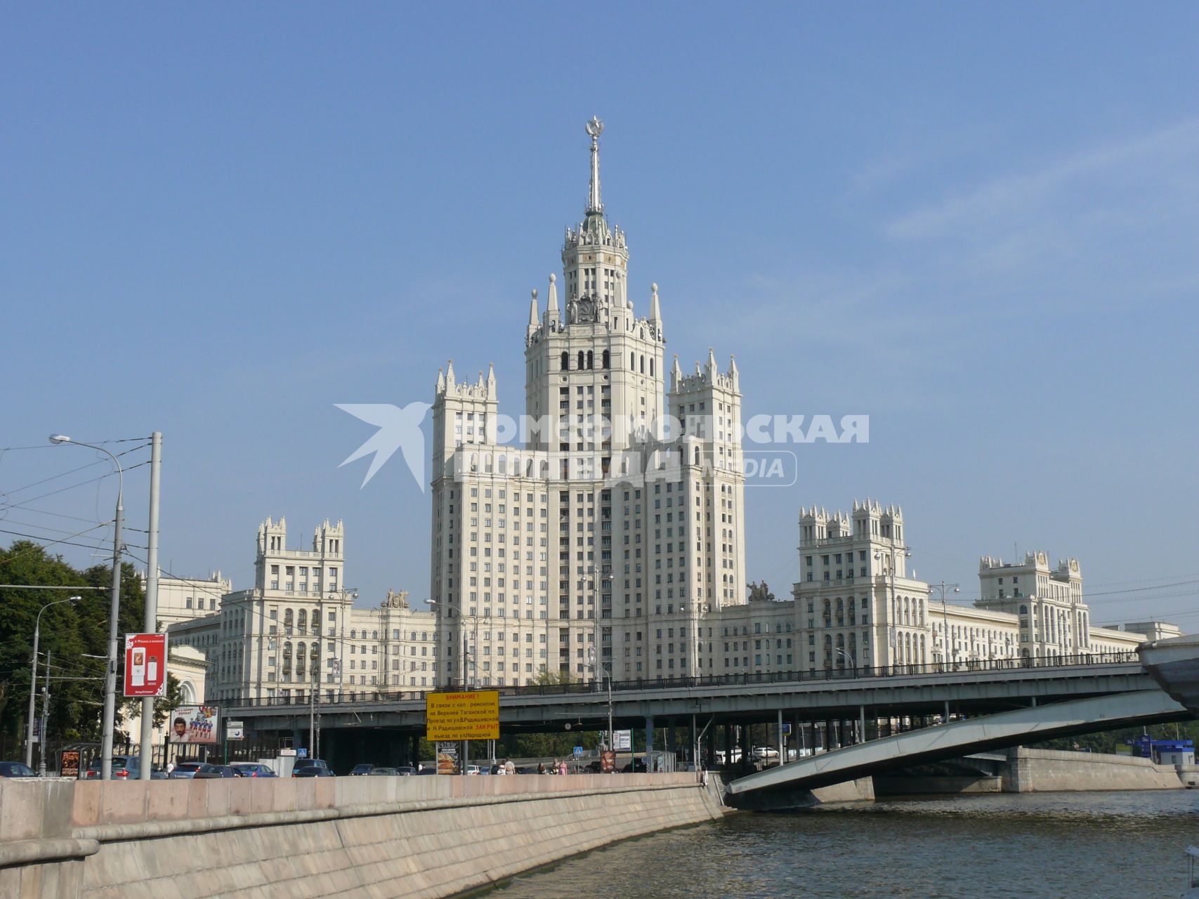 Жилой дом на Котельнической набережной в Москве . одно из  высотных зданий , построено в устье Яузы в 1948.1952. Авторы проекта . Д. Н. Чечулин, А. К. Ростковский, инженер Л. М. Гохман.