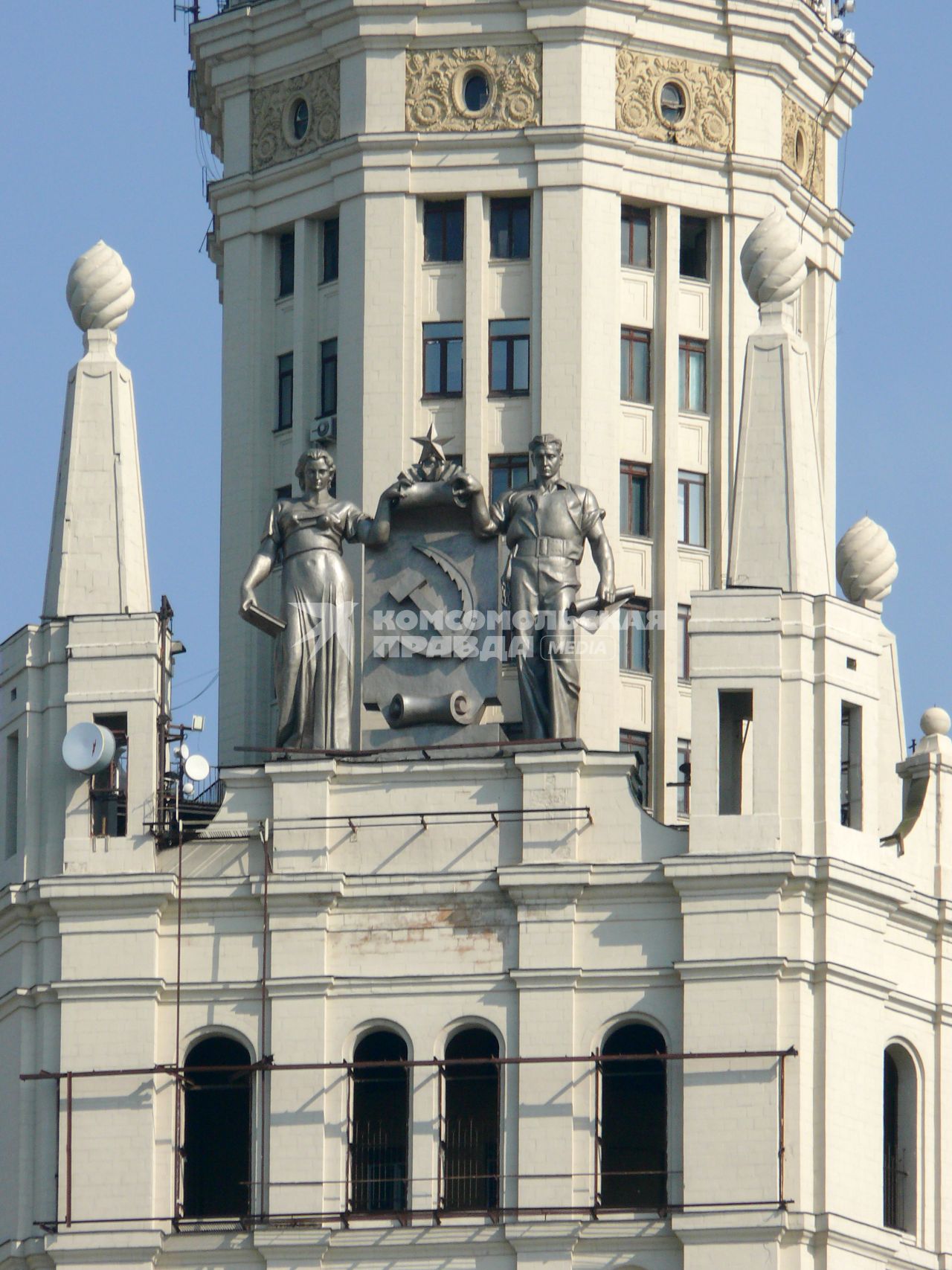 Жилой дом на Котельнической набережной в Москве . одно из  высотных зданий , построено в устье Яузы в 1948.1952. Авторы проекта . Д. Н. Чечулин, А. К. Ростковский, инженер Л. М. Гохман.