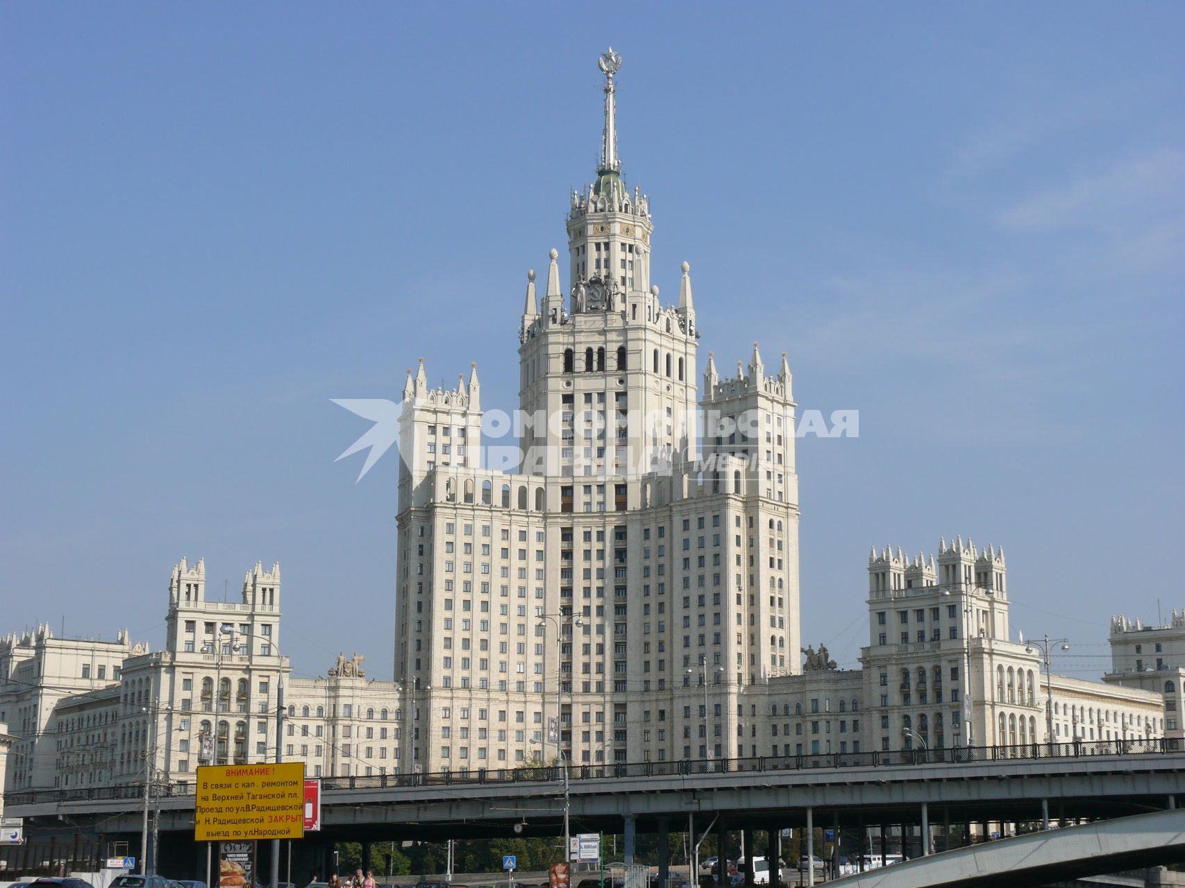 Жилой дом на Котельнической набережной в Москве . одно из  высотных зданий , построено в устье Яузы в 1948.1952. Авторы проекта . Д. Н. Чечулин, А. К. Ростковский, инженер Л. М. Гохман.