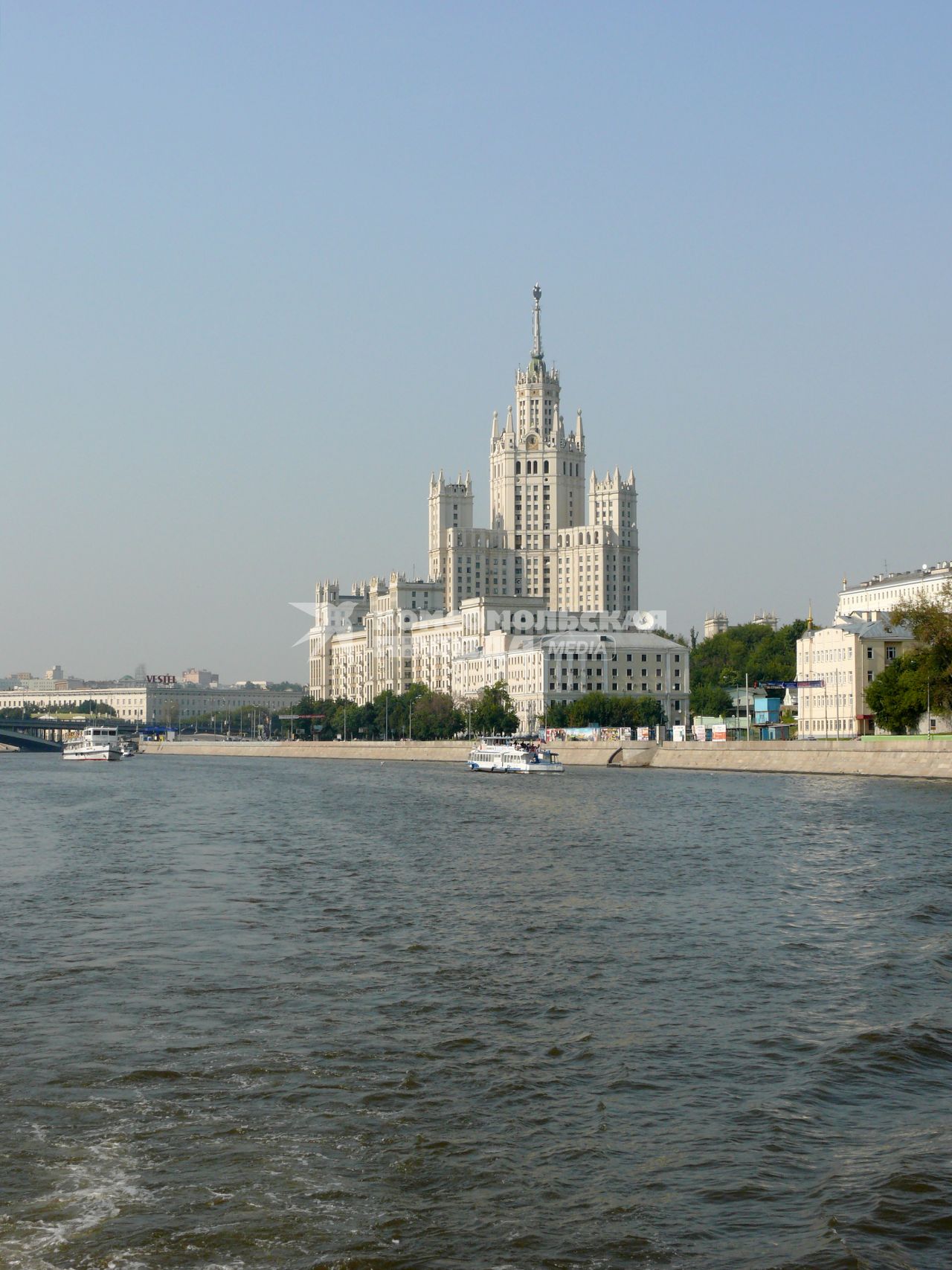 Жилой дом на Котельнической набережной в Москве . одно из  высотных зданий , построено в устье Яузы в 1948.1952. Авторы проекта . Д. Н. Чечулин, А. К. Ростковский, инженер Л. М. Гохман.