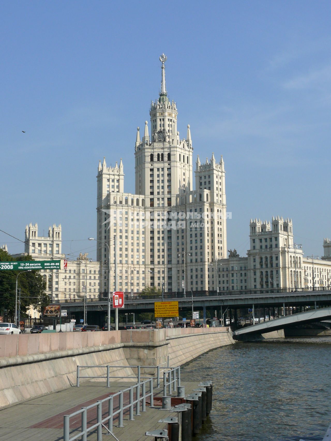 Жилой дом на Котельнической набережной в Москве . одно из  высотных зданий , построено в устье Яузы в 1948.1952. Авторы проекта . Д. Н. Чечулин, А. К. Ростковский, инженер Л. М. Гохман.