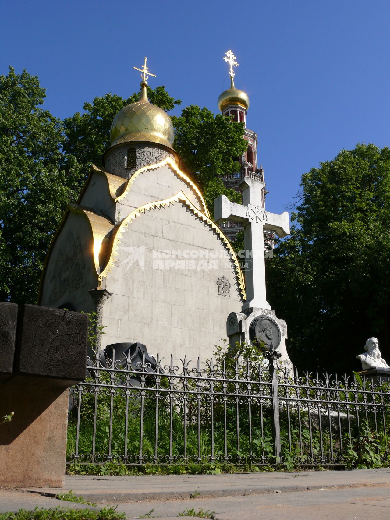 Новодевичий женский монастырь. Фамильный склеп промышленников Прохоровых (этакий символ нуворишества, начало XX века)