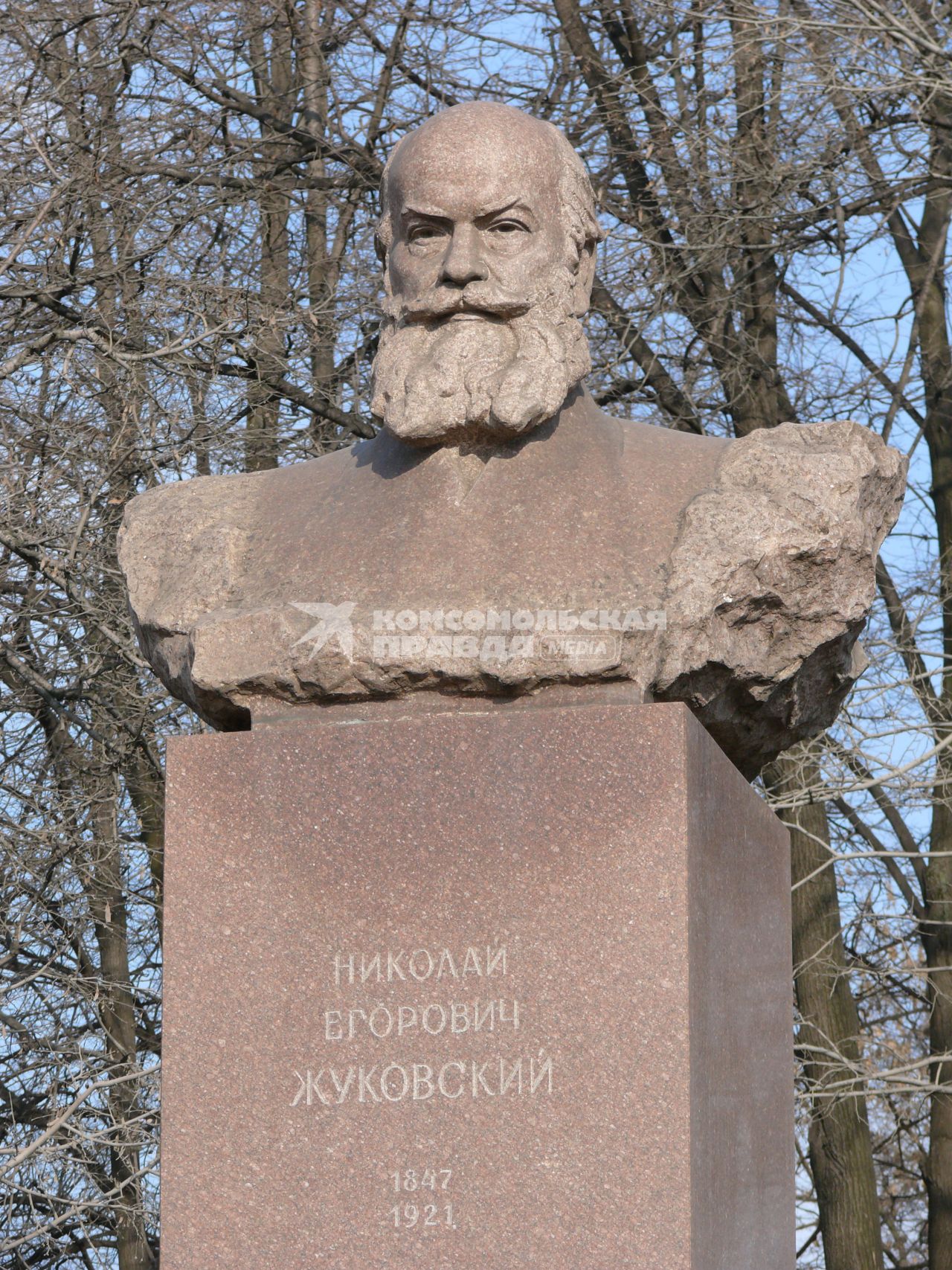 Памятник-бюст Н.Е. Жуковскому, г. Москва, Ленинградский проспект, 40.
Николай Егорович Жуковский - выдающийся русский учёный, создатель аэродинамики как науки.