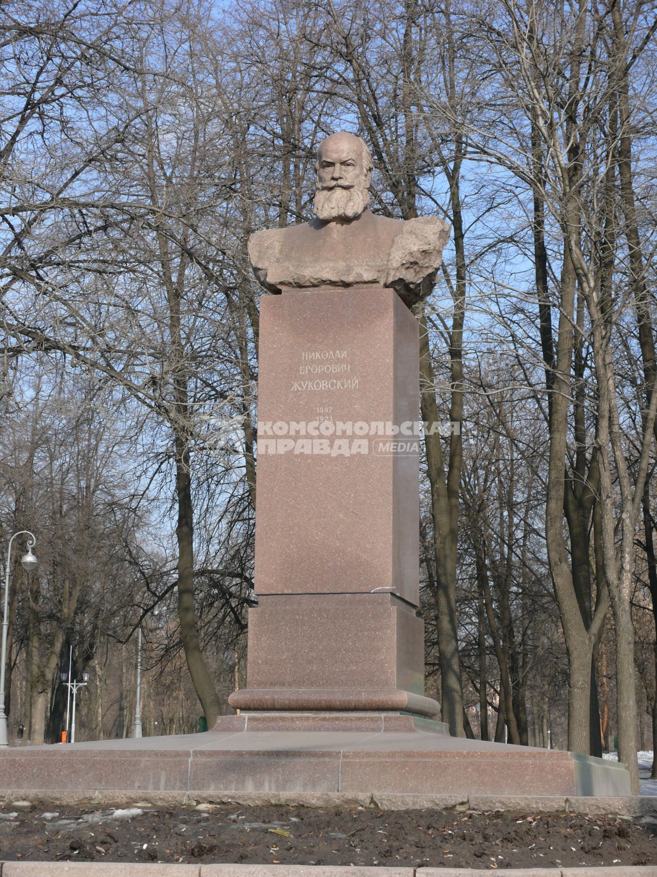 Памятник-бюст Н.Е. Жуковскому, г. Москва, Ленинградский проспект, 40.
Николай Егорович Жуковский - выдающийся русский учёный, создатель аэродинамики как науки.