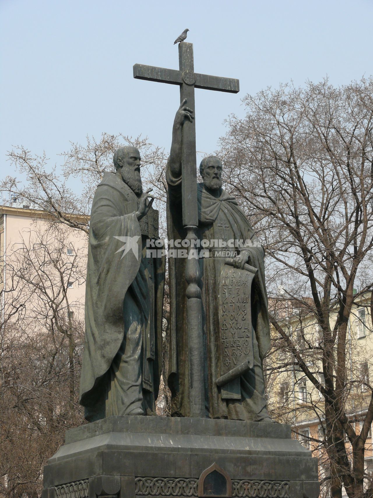 Памятник Кириллу и Мифодию. Скульптор Вячеслав Клыков. Памятник славянским просветителям Кириллу и Мифодию установлен на Славянской площади - отсюда и название; на ней ежегодно проводят праздник славянской письменности и культуры. Каждый год у его постамента проходит одноимённый фестиваль славянской культуры.