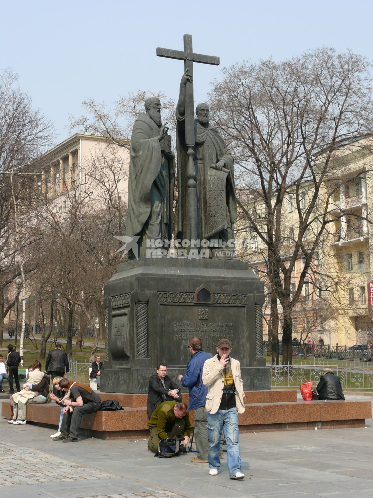 Памятник Кириллу и Мифодию. Скульптор Вячеслав Клыков. Памятник славянским просветителям Кириллу и Мифодию установлен на Славянской площади - отсюда и название; на ней ежегодно проводят праздник славянской письменности и культуры. Каждый год у его постамента проходит одноимённый фестиваль славянской культуры.