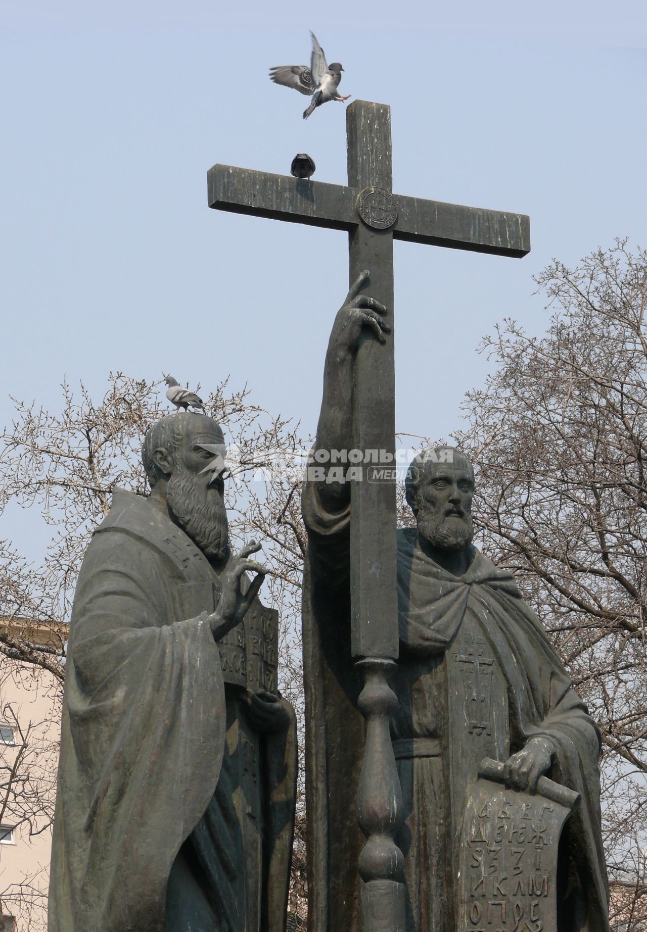 Памятник Кириллу и Мифодию. Скульптор Вячеслав Клыков. Памятник славянским просветителям Кириллу и Мифодию установлен на Славянской площади - отсюда и название; на ней ежегодно проводят праздник славянской письменности и культуры. Каждый год у его постамента проходит одноимённый фестиваль славянской культуры.