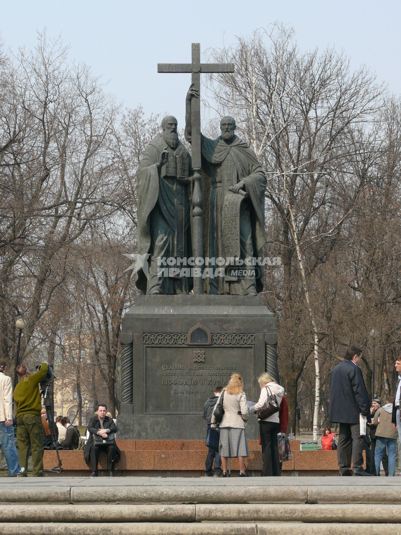 Памятник Кириллу и Мифодию. Скульптор Вячеслав Клыков. Памятник славянским просветителям Кириллу и Мифодию установлен на Славянской площади - отсюда и название; на ней ежегодно проводят праздник славянской письменности и культуры. Каждый год у его постамента проходит одноимённый фестиваль славянской культуры.