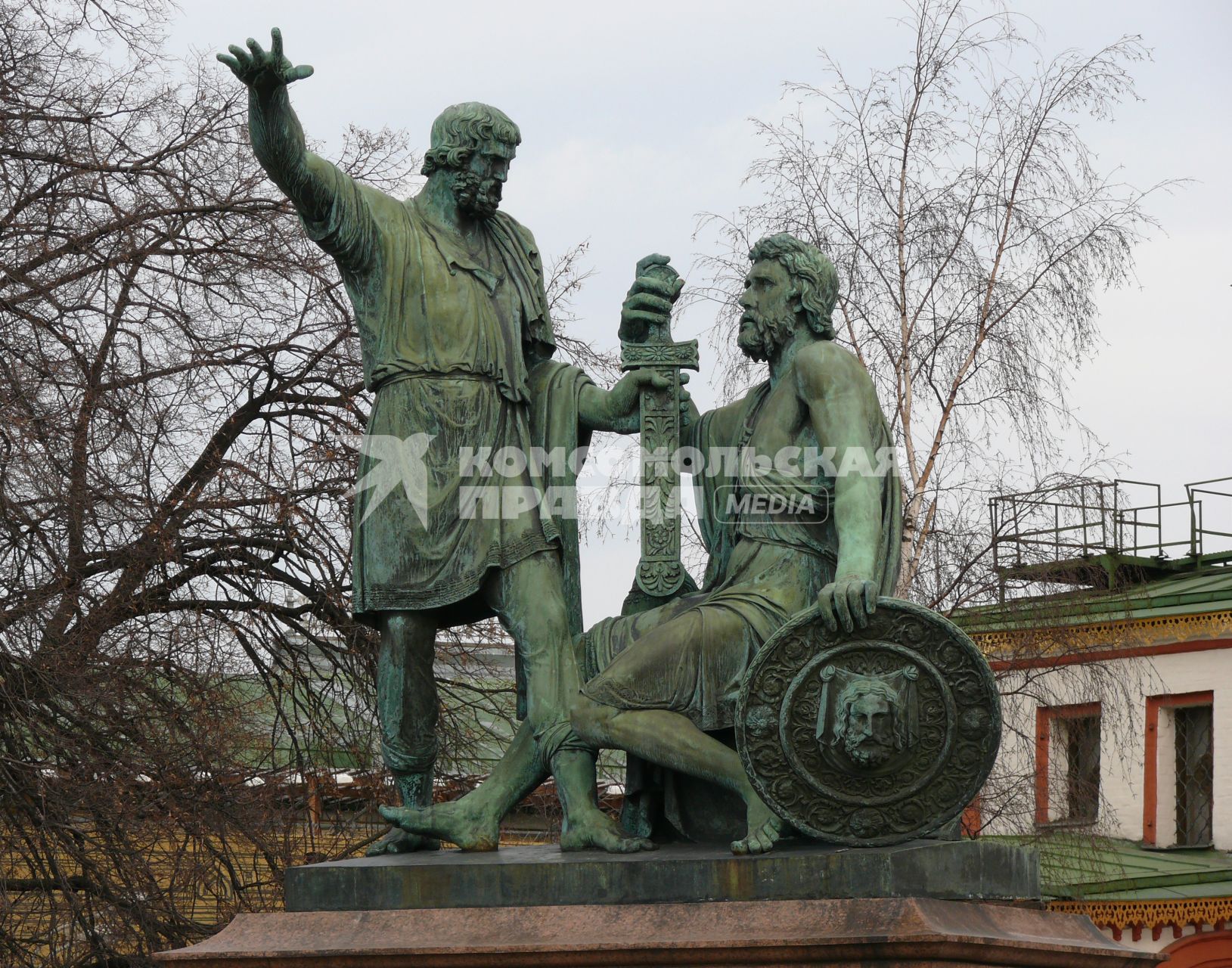 Памятник Минину и Пожарскому . скульптурная группа из бронзы, созданная Иваном Мартосом; расположена перед Собором Василия Блаженного на Красной площади. Первый памятник в Москве.Посвящён Кузьме Минину и Дмитрию Михайловичу Пожарскому, одним из руководителей народного ополчения во время польской интервенции в Смутное время, и победе над Польшей в 1612 году.