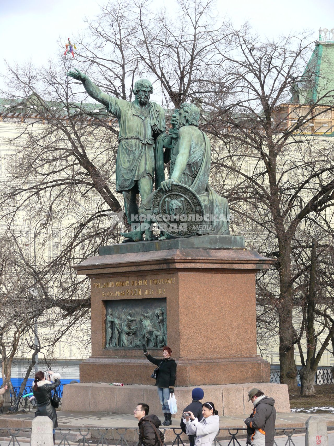 Памятник Минину и Пожарскому . скульптурная группа из бронзы, созданная Иваном Мартосом; расположена перед Собором Василия Блаженного на Красной площади. Первый памятник в Москве.Посвящён Кузьме Минину и Дмитрию Михайловичу Пожарскому, одним из руководителей народного ополчения во время польской интервенции в Смутное время, и победе над Польшей в 1612 году.