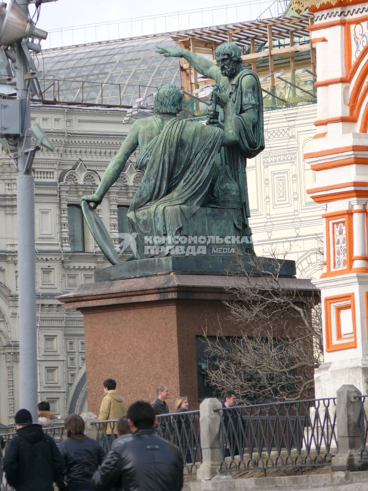 Памятник Минину и Пожарскому . скульптурная группа из бронзы, созданная Иваном Мартосом; расположена перед Собором Василия Блаженного на Красной площади. Первый памятник в Москве.Посвящён Кузьме Минину и Дмитрию Михайловичу Пожарскому, одним из руководителей народного ополчения во время польской интервенции в Смутное время, и победе над Польшей в 1612 году.