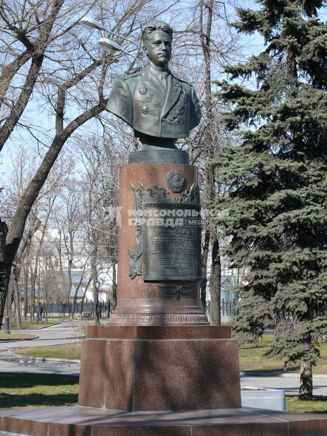 Памятник В. И. Попкову. Скульптор - Лев Кербель. Бронзовый бюст установлен в 1953 году в Москве на Самотечной площади.
Виталий Попков - дважды Герой Советского Союза, летчик-ас (легендарный 5-й гвард. авиационный полк). Всего совершил 475 боевых вылетов, провел 117 воздушных боев, лично сбил 41 и в группе 1 самолет противника. Прототип лейтенанта \"Кузнечика\" из к/ф \"В бой идут одни старики\". Почетный гражданин Москвы.