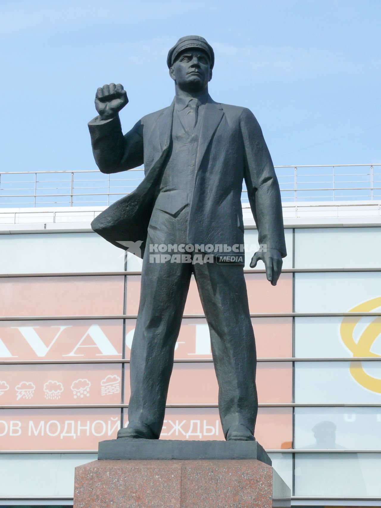 Памятник Эрнсту Тельману (Москва. Площадь Эрнста Тельмана). Открыт в 1986 г. Скульпторы - В.А. и В.А. Артамоновы, архитектор - В.А. Нестеров. Эрнст Тельман (1886-1944) - лидер немецких коммунистов, один из главных политических оппонентов Гитлера.