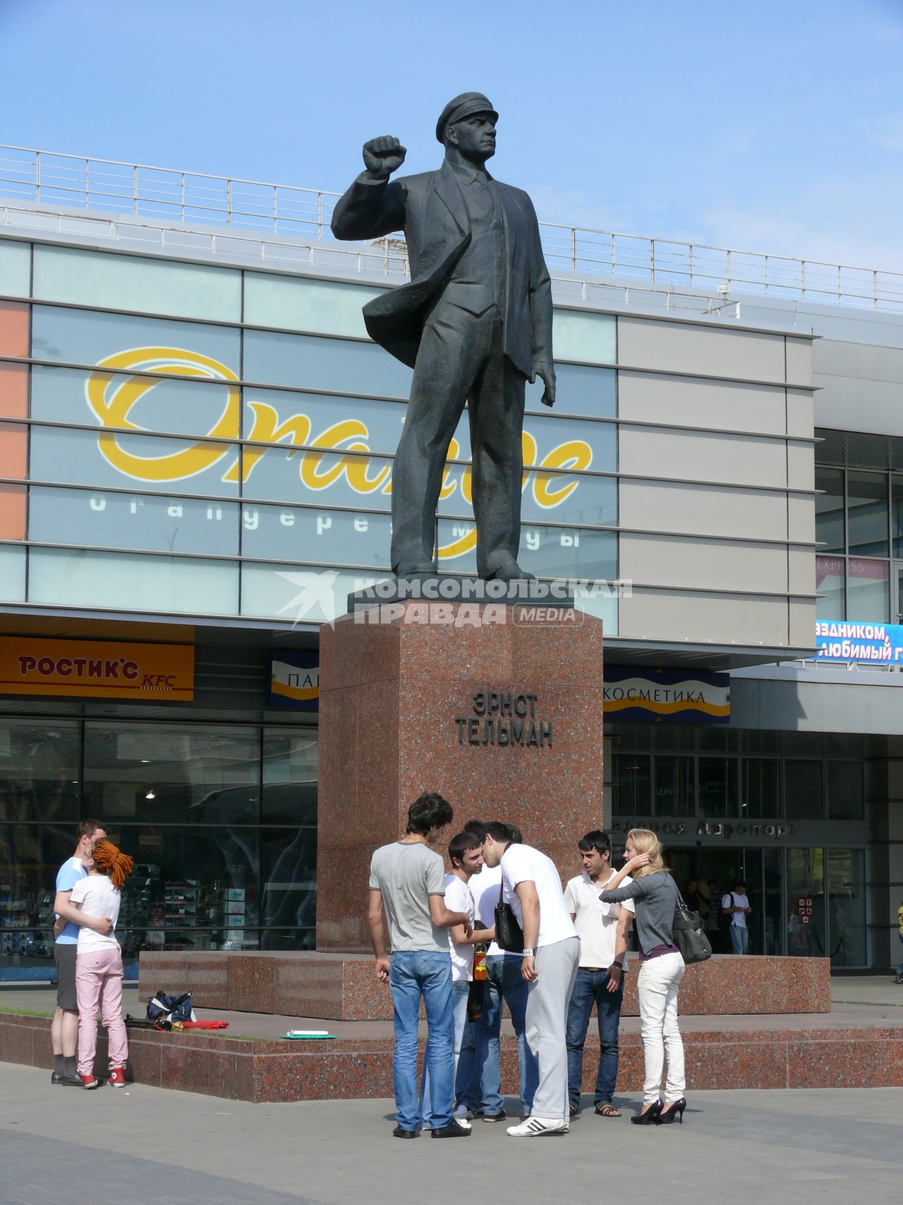 Памятник Эрнсту Тельману (Москва. Площадь Эрнста Тельмана). Открыт в 1986 г. Скульпторы - В.А. и В.А. Артамоновы, архитектор - В.А. Нестеров. Эрнст Тельман (1886-1944) - лидер немецких коммунистов, один из главных политических оппонентов Гитлера.