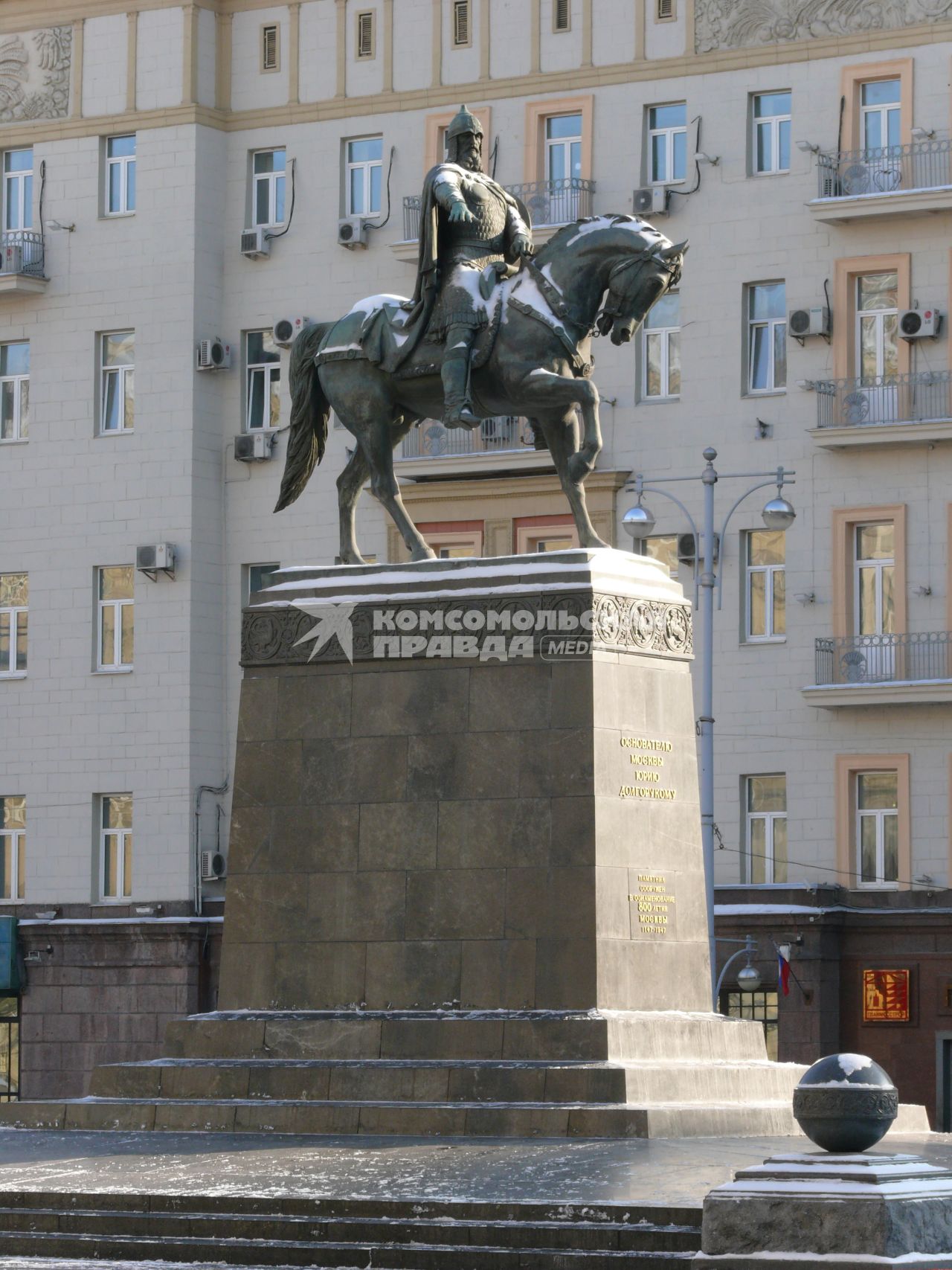 Памятник Юрию Долгорукому - московский скульптурный памятник  основателю города , первому суздальскому князю (впоследствии также Великому князю Киевскому). Установлен в 1954 году на Тверской площади (до 1993 года называвшейся Советской), напротив здания Мэрии Москвы (в советскую эпоху . здание Моссовета). Скульпторы С. М. Орлов, А. П. Антропов, Н. Л. Штамм, архитектурное оформление В. Андреева.