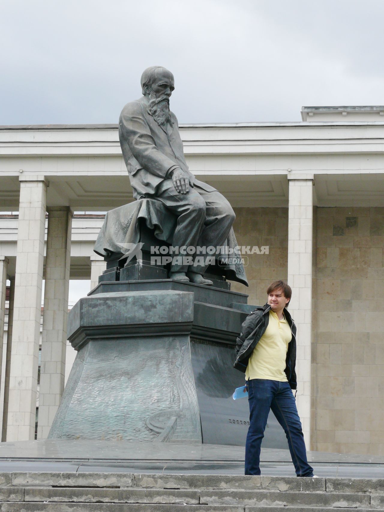 Памятник Ф.М. Достоевскому у Российской государственно библиотеки. Находится на углу улиц Моховая и Воздвиженка, около парадного входа в библиотеку. Памятник установлен к 850-летию Москвы рядом с библиотекой имени Ленина. Скульптор Александр Рукавишников.