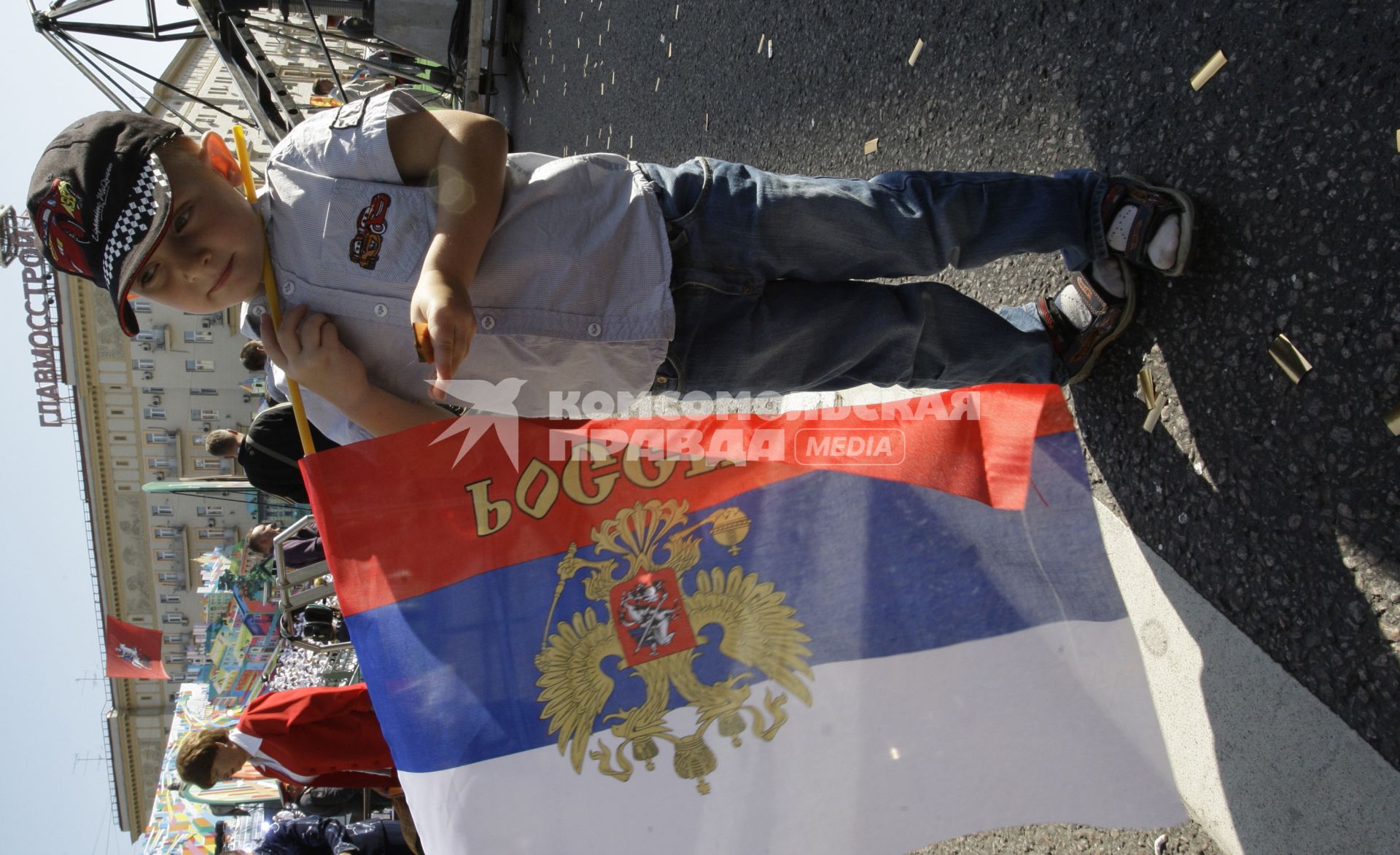 Празднование Дня города. Гулянье на Тверской улице. Мальчик с флагом