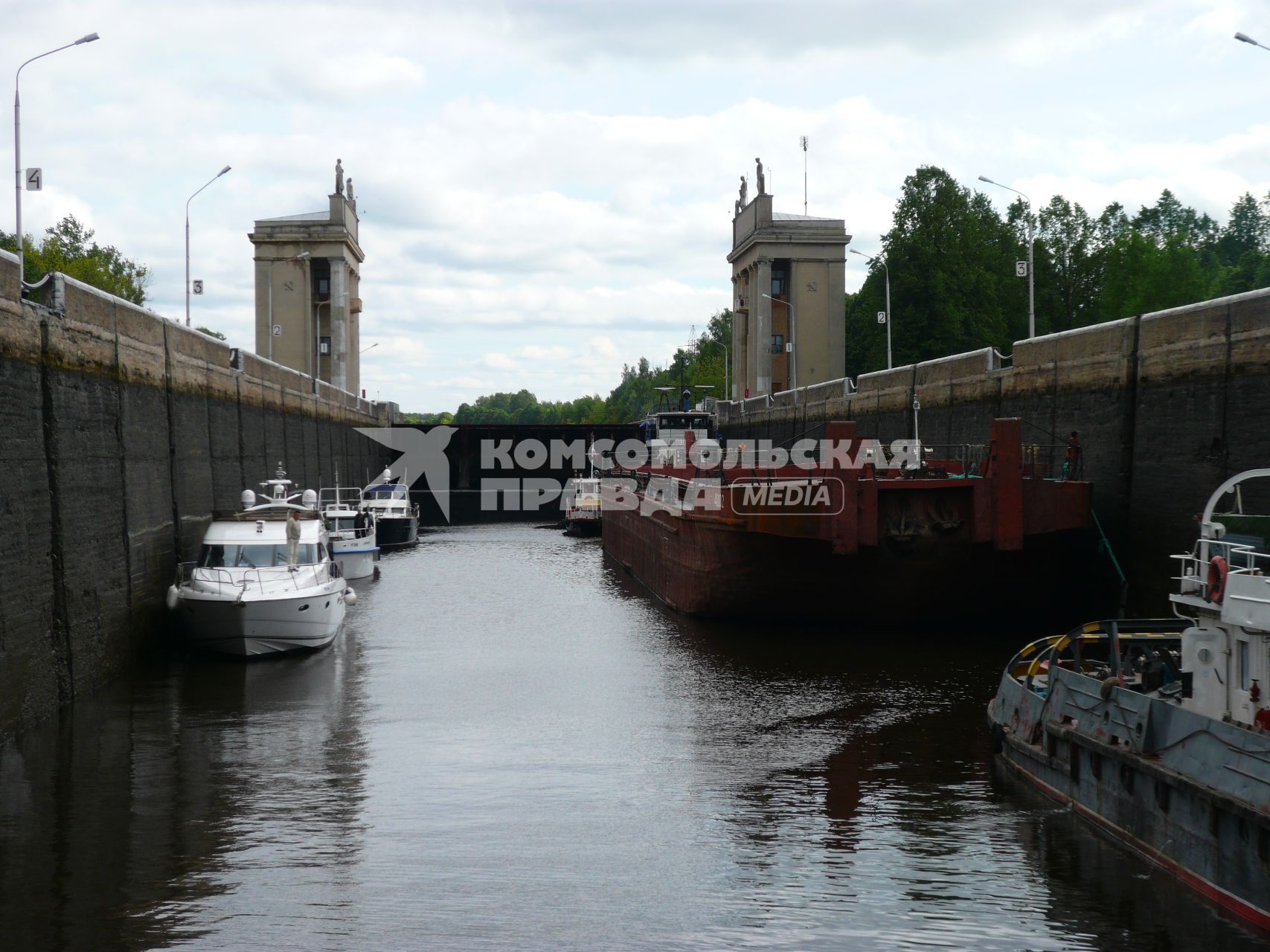 Канал имени Москвы . соединяет реку Москву с Волгой. Расположен в Московской и Тверской областях России, частично протекает по городу Москве. Длина 128 км. Ширина канала по поверхности . 85 м, по дну . 45 м, глубина . 5,5 м Канал имени Москвы 100608