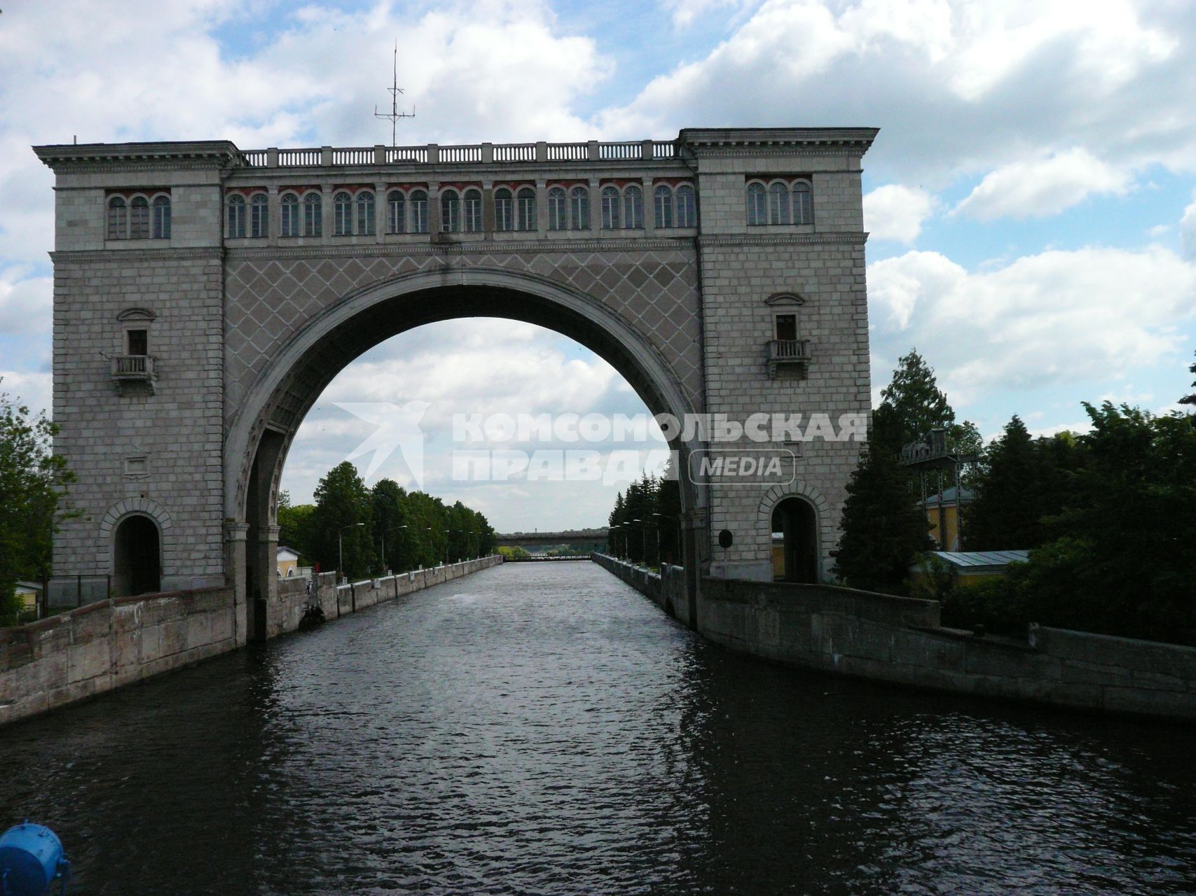 Канал имени Москвы . соединяет реку Москву с Волгой. Расположен в Московской и Тверской областях России, частично протекает по городу Москве. Длина 128 км. Ширина канала по поверхности . 85 м, по дну . 45 м, глубина . 5,5 м Канал имени Москвы 100608