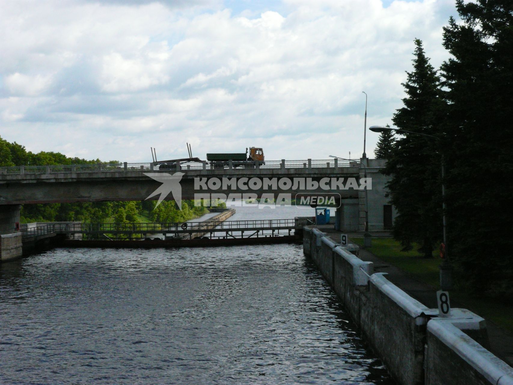 Канал имени Москвы . соединяет реку Москву с Волгой. Расположен в Московской и Тверской областях России, частично протекает по городу Москве. Длина 128 км. Ширина канала по поверхности . 85 м, по дну . 45 м, глубина . 5,5 м Канал имени Москвы 100608