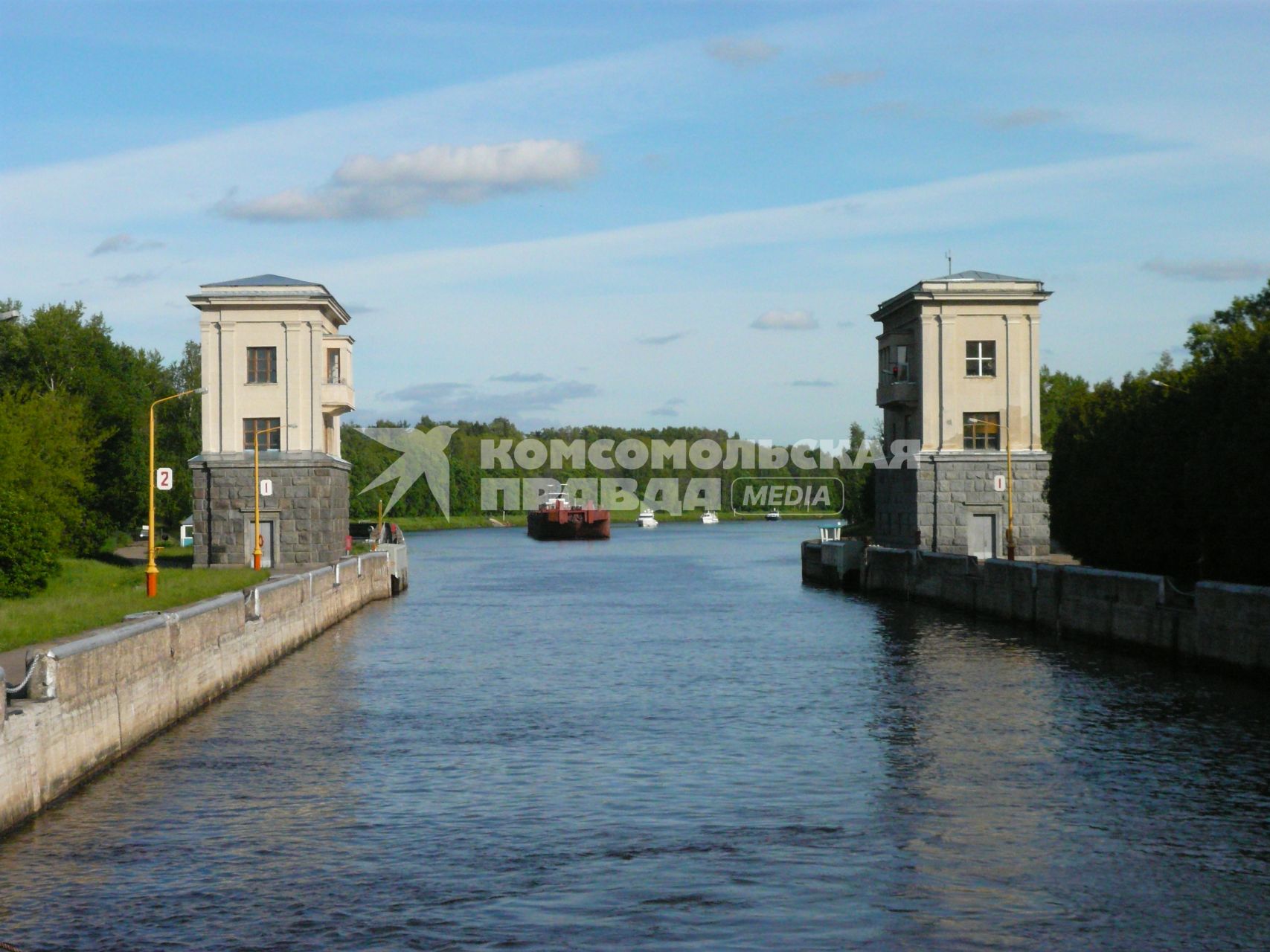 Канал имени Москвы . соединяет реку Москву с Волгой. Расположен в Московской и Тверской областях России, частично протекает по городу Москве. Длина 128 км. Ширина канала по поверхности . 85 м, по дну . 45 м, глубина . 5,5 м Канал имени Москвы 100608