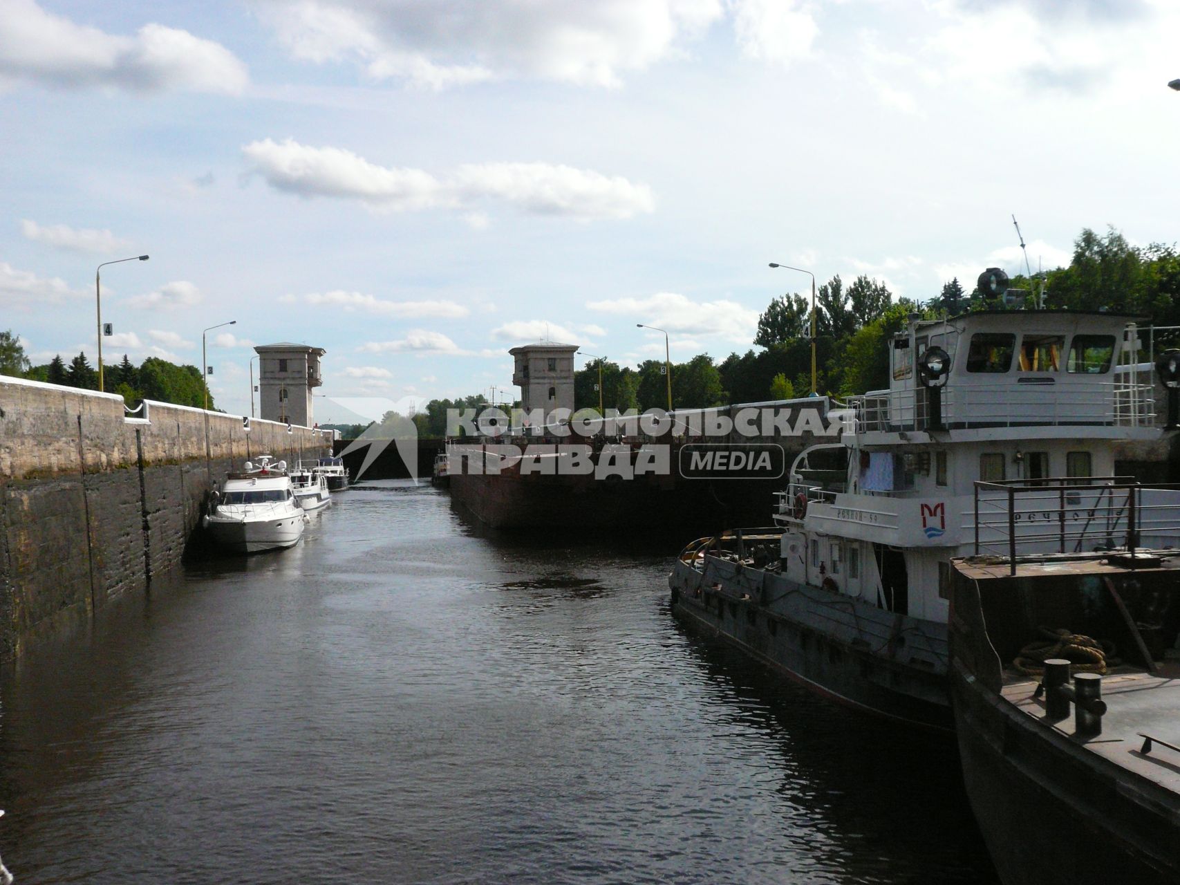 Канал имени Москвы . соединяет реку Москву с Волгой. Расположен в Московской и Тверской областях России, частично протекает по городу Москве. Длина 128 км. Ширина канала по поверхности . 85 м, по дну . 45 м, глубина . 5,5 м Канал имени Москвы 100608