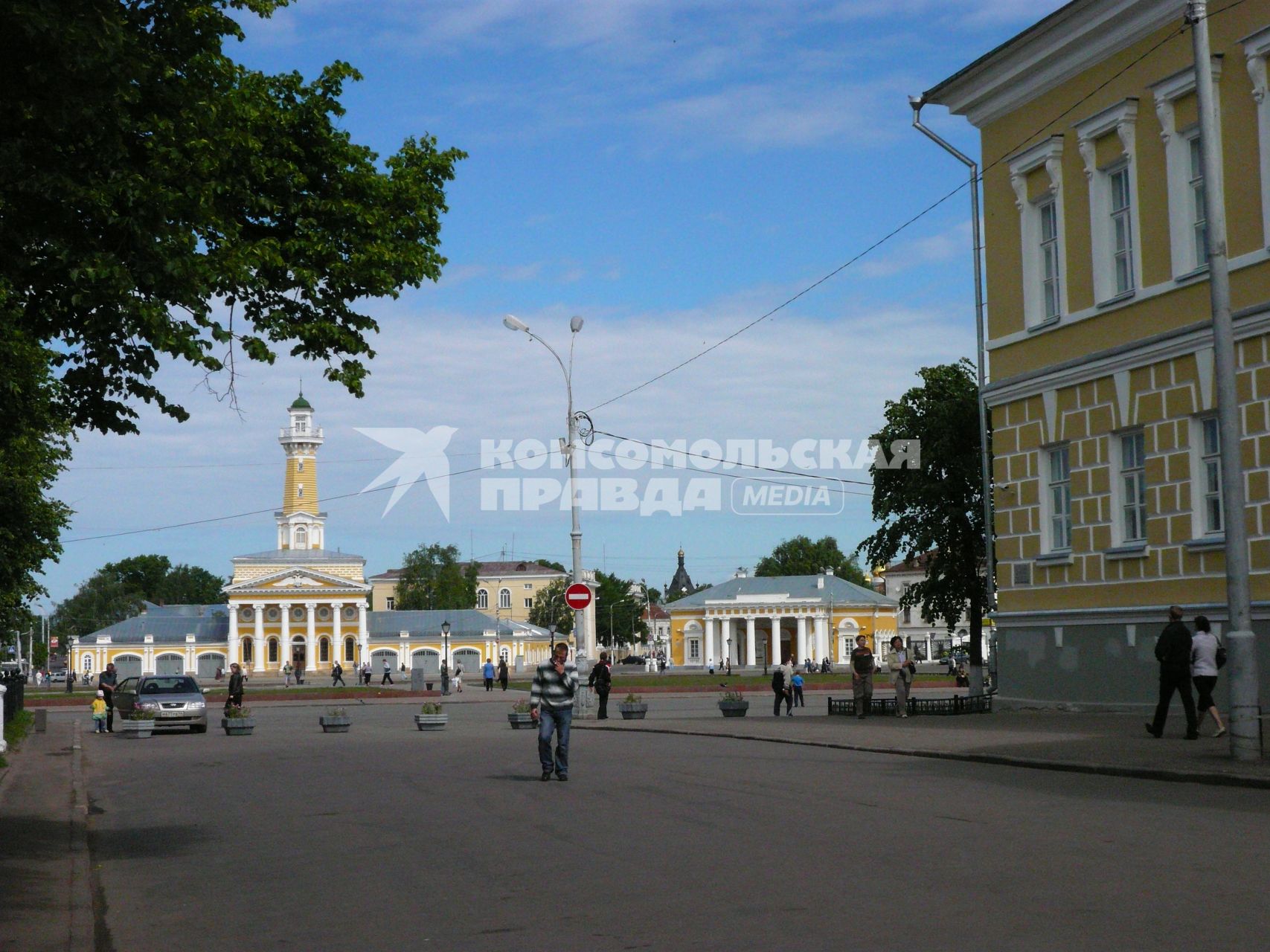 Кострома ? . город в России, административный центр Костромской области, крупный порт на Волге. Численность постоянного населения 270 475 человек (2009) Кострома